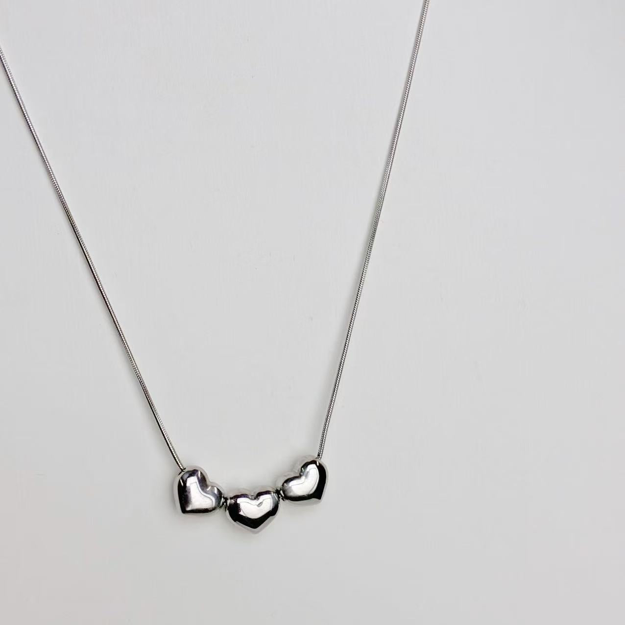 Collana “Tris di Cuori” – Dolcevita Minimal in Acciaio Lucido