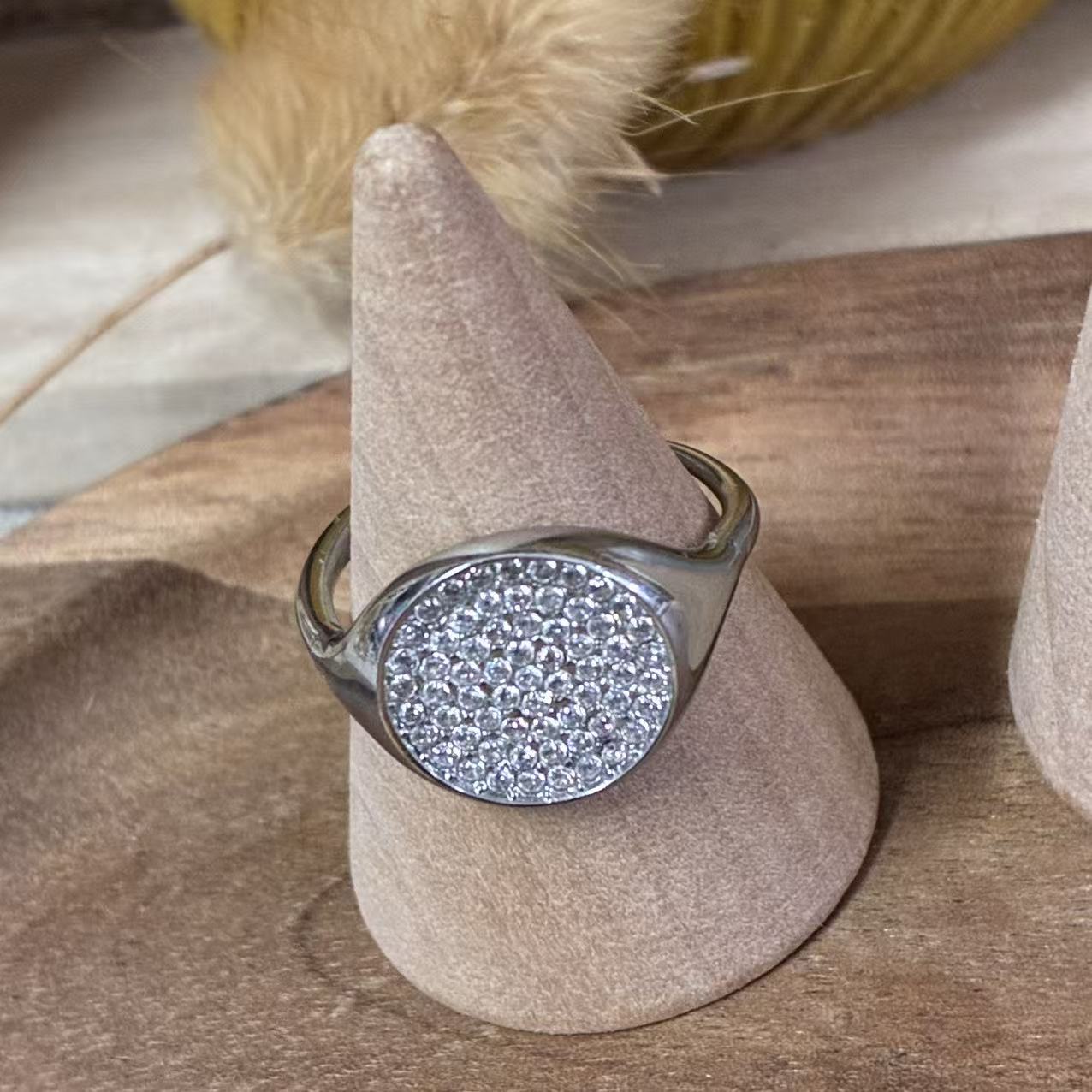 Anello pavé rotondo