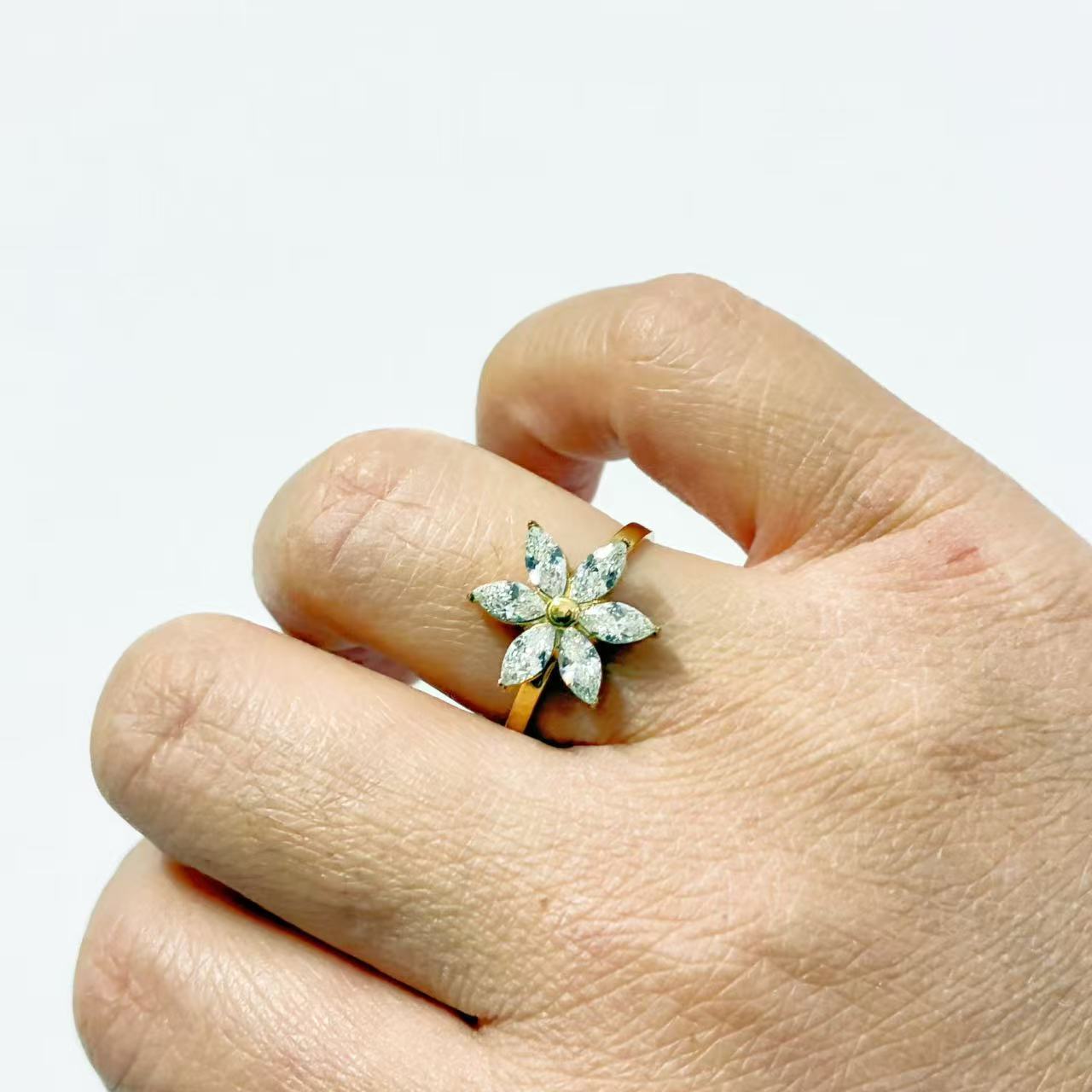 Anello con Fiore di Cristalli – Eleganza Delicata & Brillio Senza Tempo