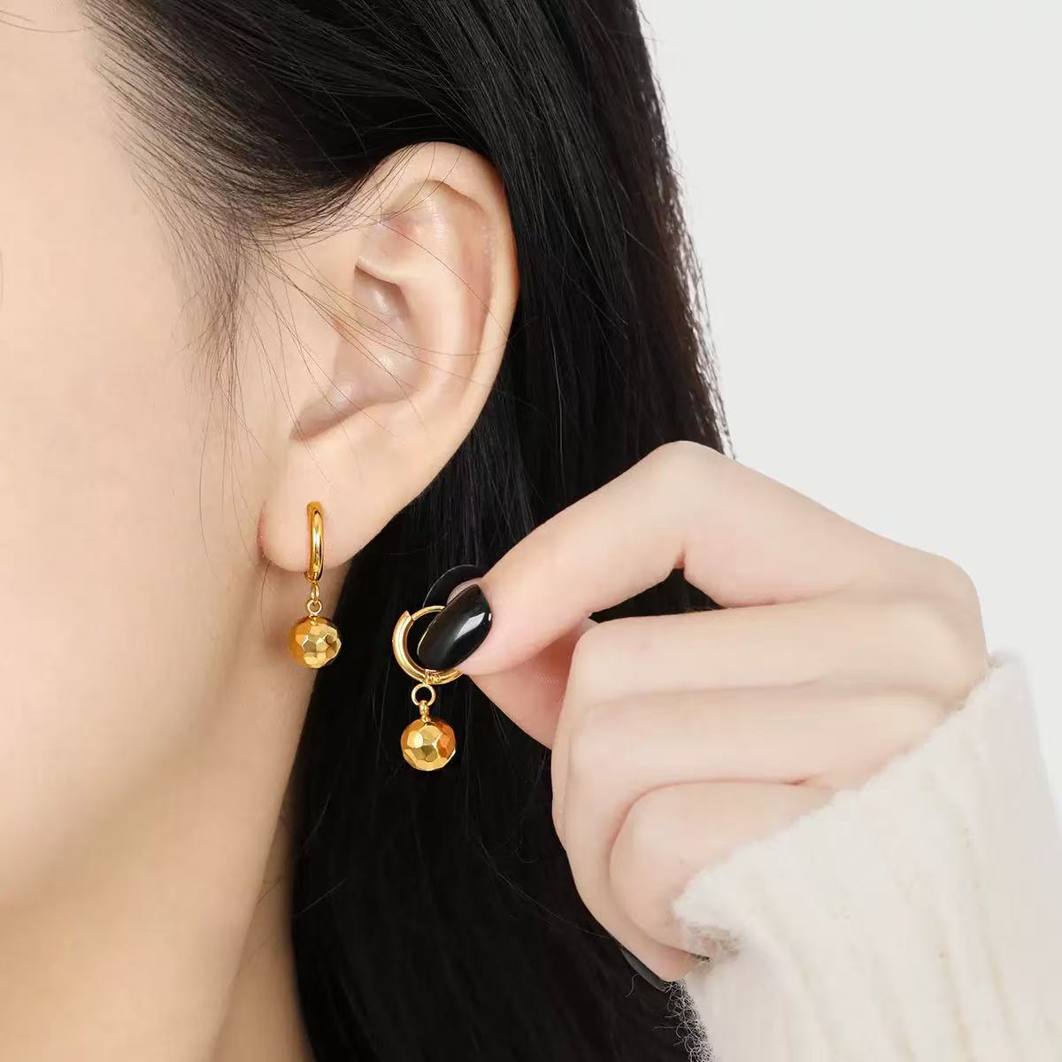 Orecchini “Luna Dorata” – Cerchi con Sfera Martellata