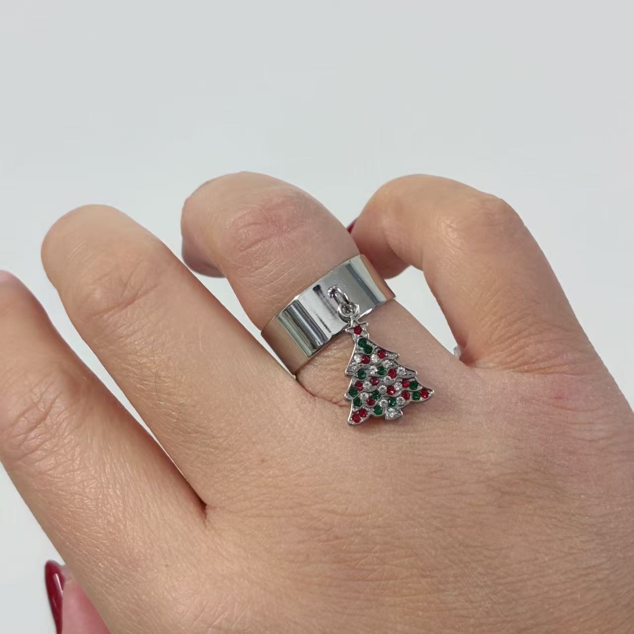 Anello Regolabile con Pendente Albero di Natale – Dettaglio Festivo Brillante