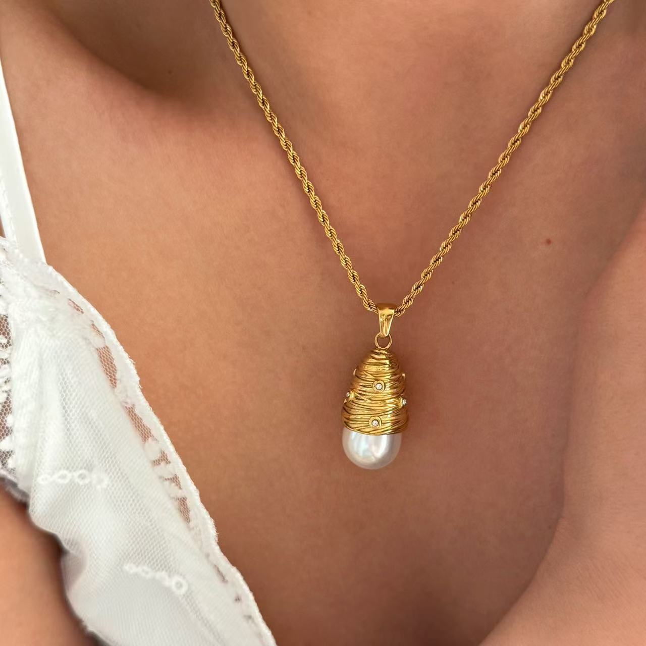 Collana con Pendente Avvolto e Perla