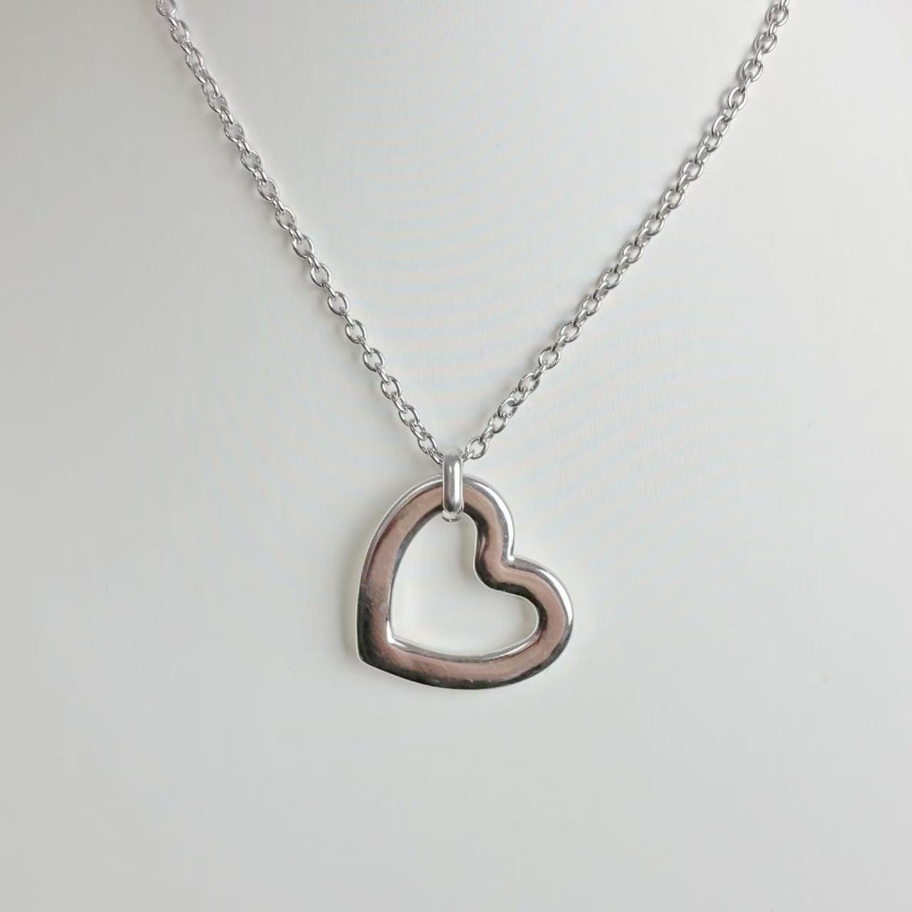 Collana “Cuore Infinito” – Un Design Semplice che Parla Forte