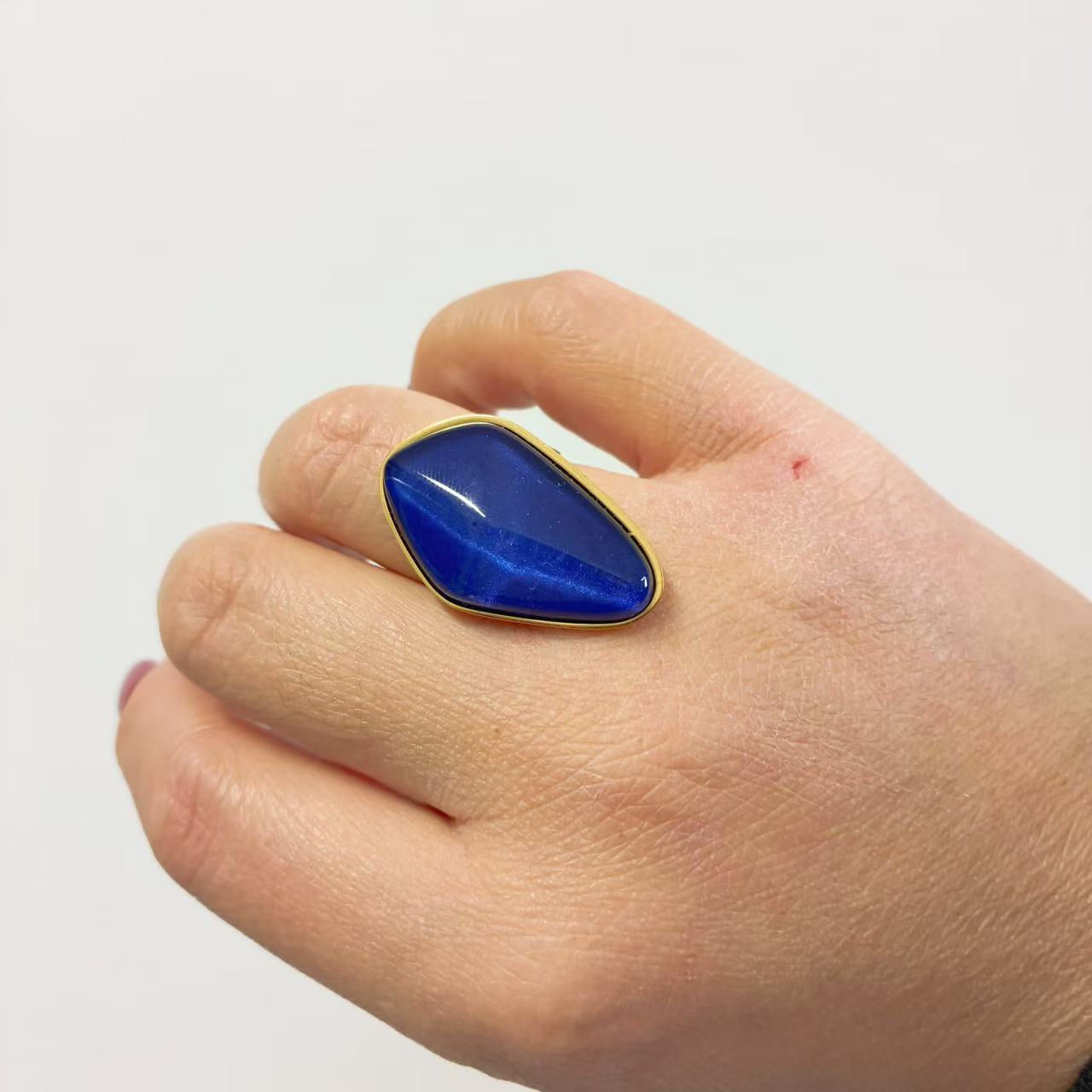 Anello con Pietra Irregolare – Eleganza Naturale e Moderna