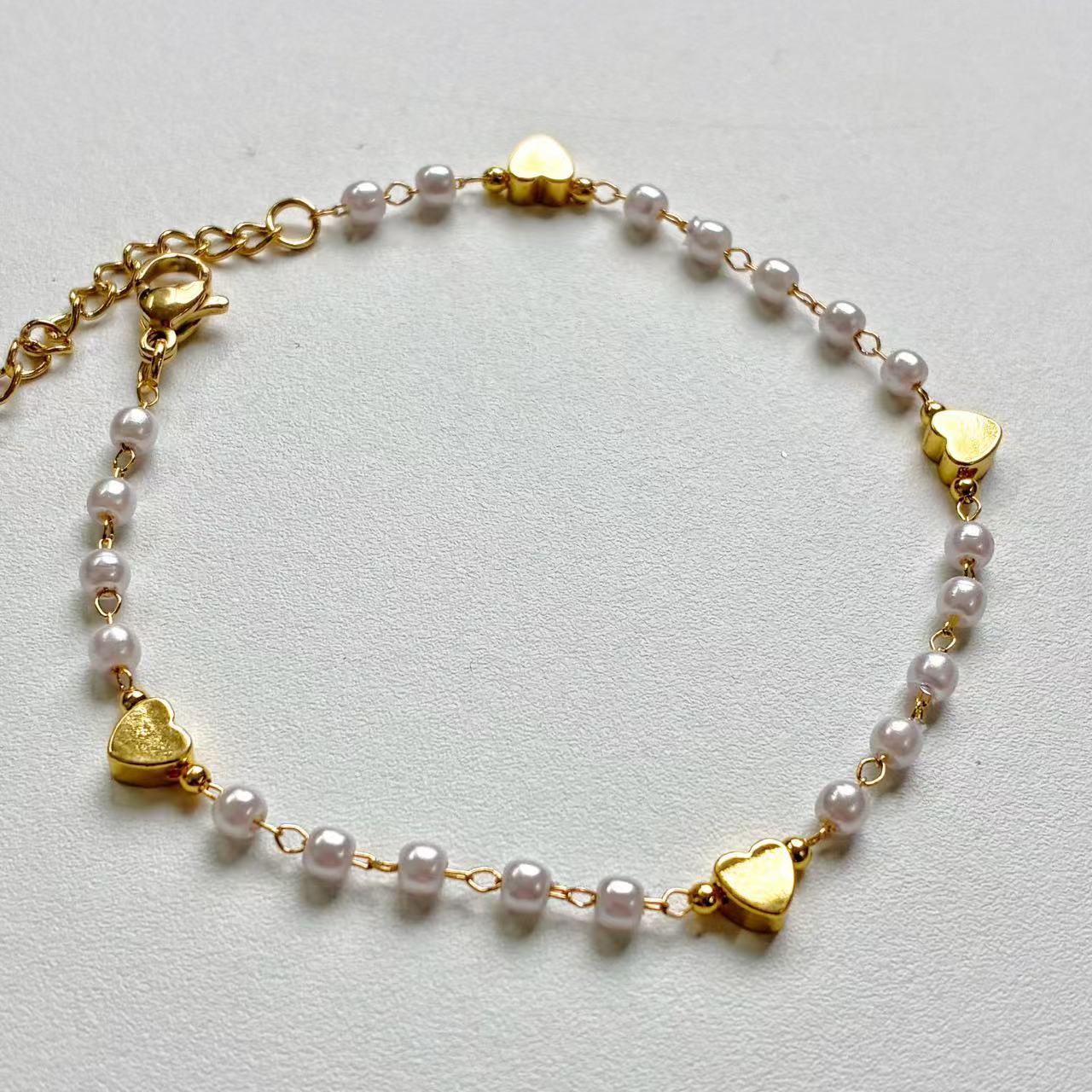 Bracciale “Perle d’Amore” – Eleganza Delicata con Dettagli Romantici