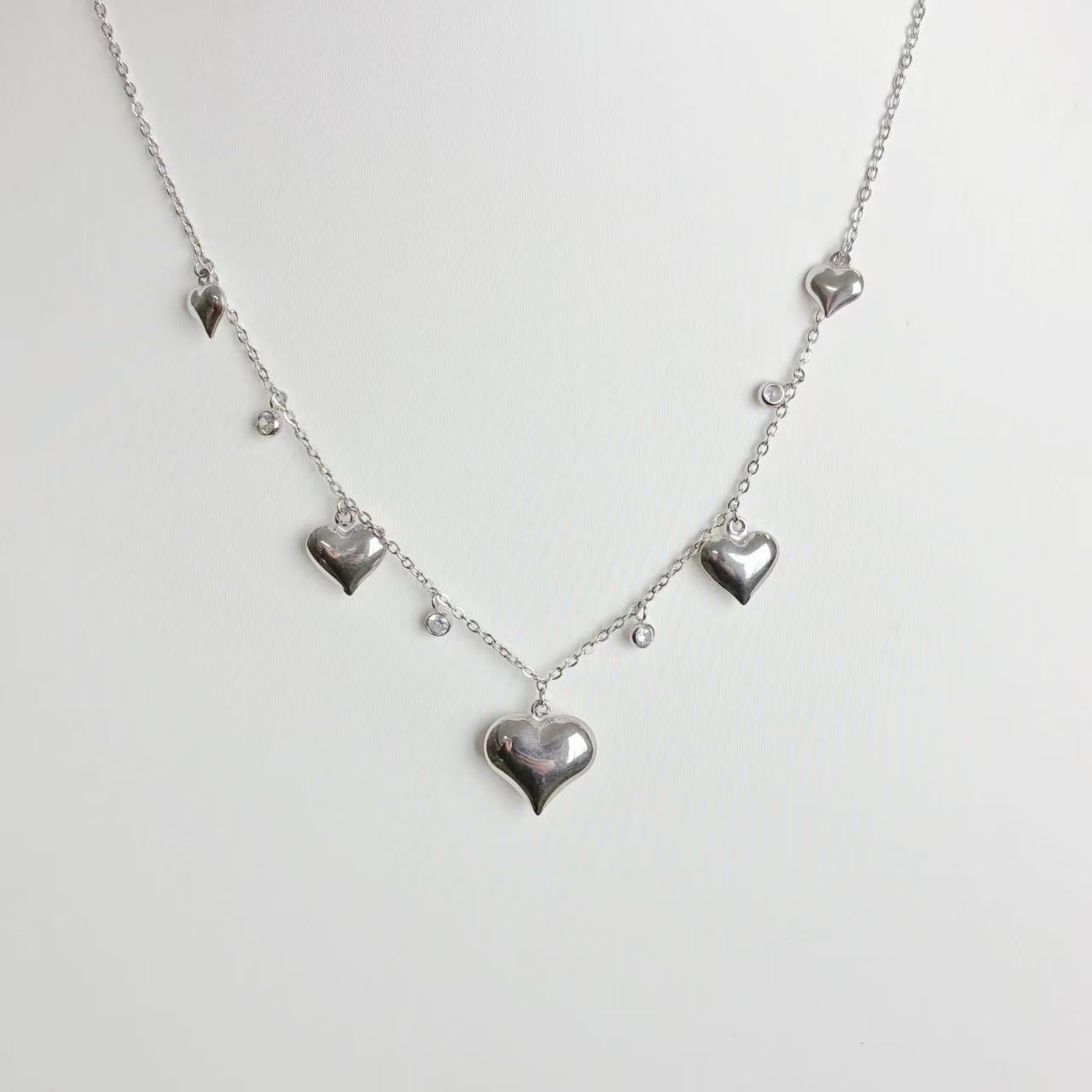 Collana “Cuori in Festa” – Un Delicato Balletto di Charms Romantici