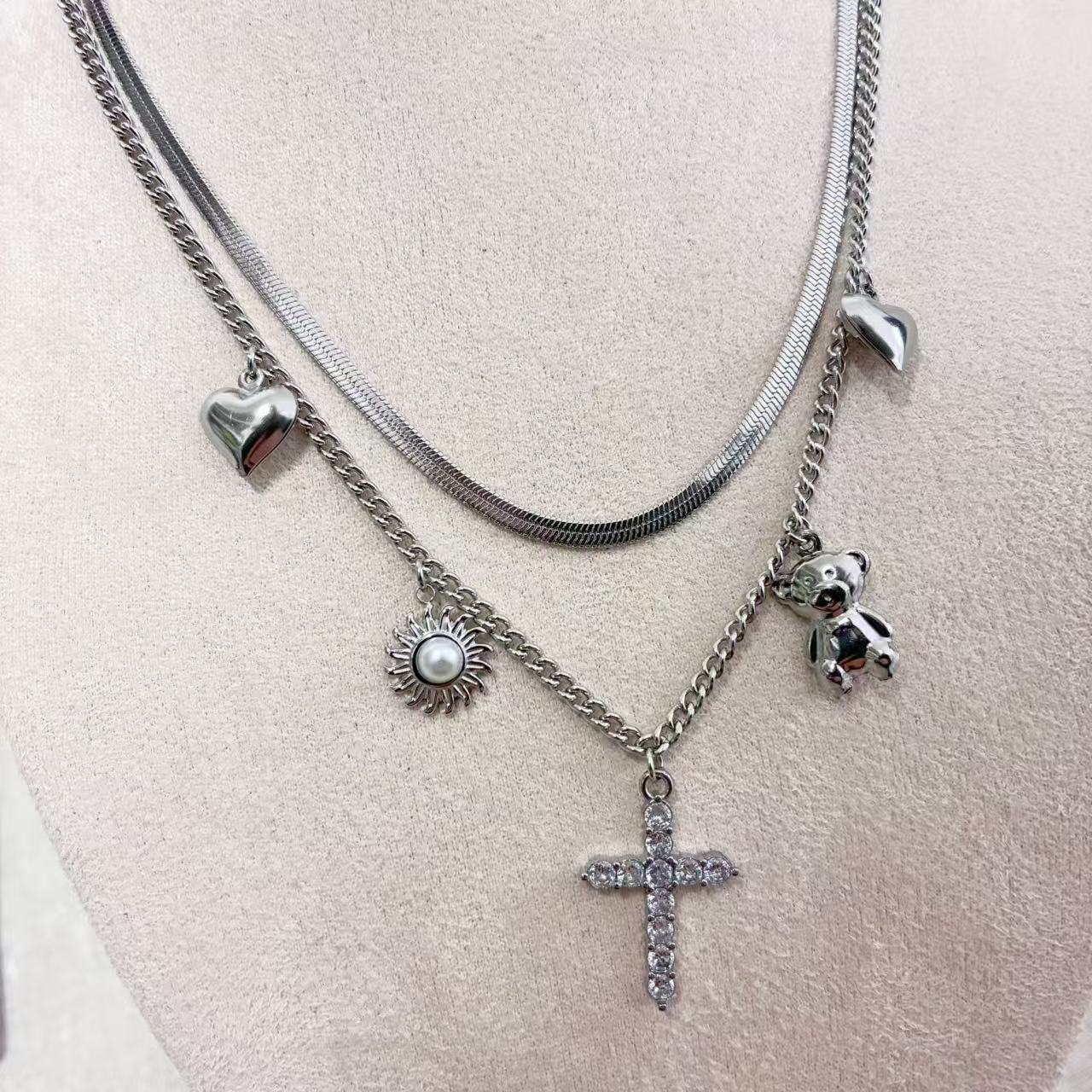 Collana Multistrato con Ciondoli Iconici – Stile Layering Moderno