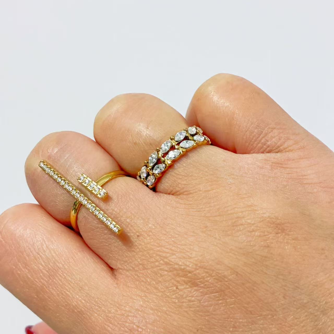 Anello Fascia Petali – Brillantezza Intrecciata