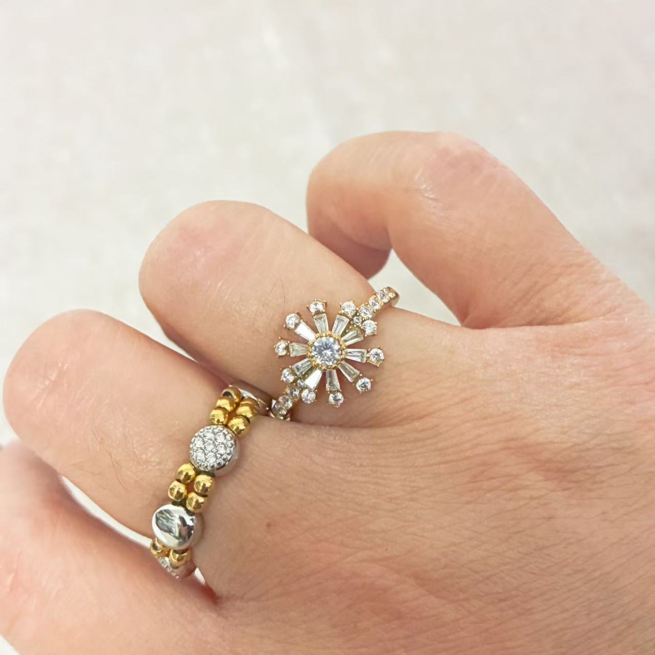 Anello a Fiore con Cristallo Centrale e Petali Luminosi