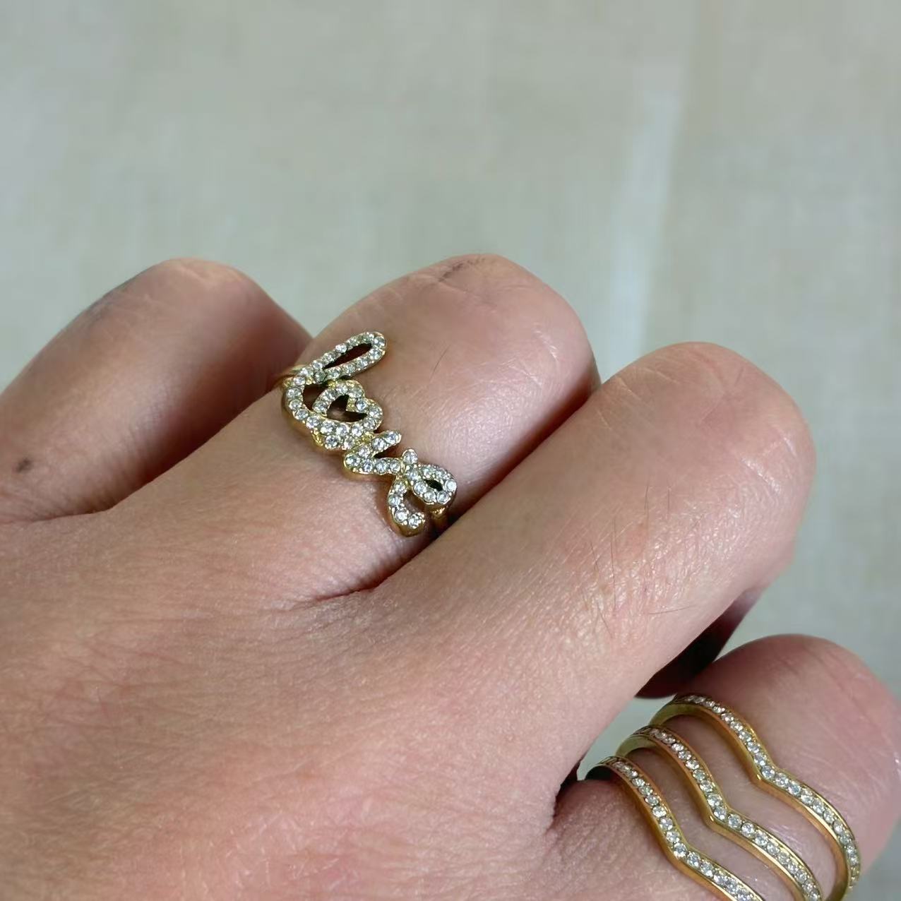 Anello “Love” – Il gesto più semplice, il messaggio più grande