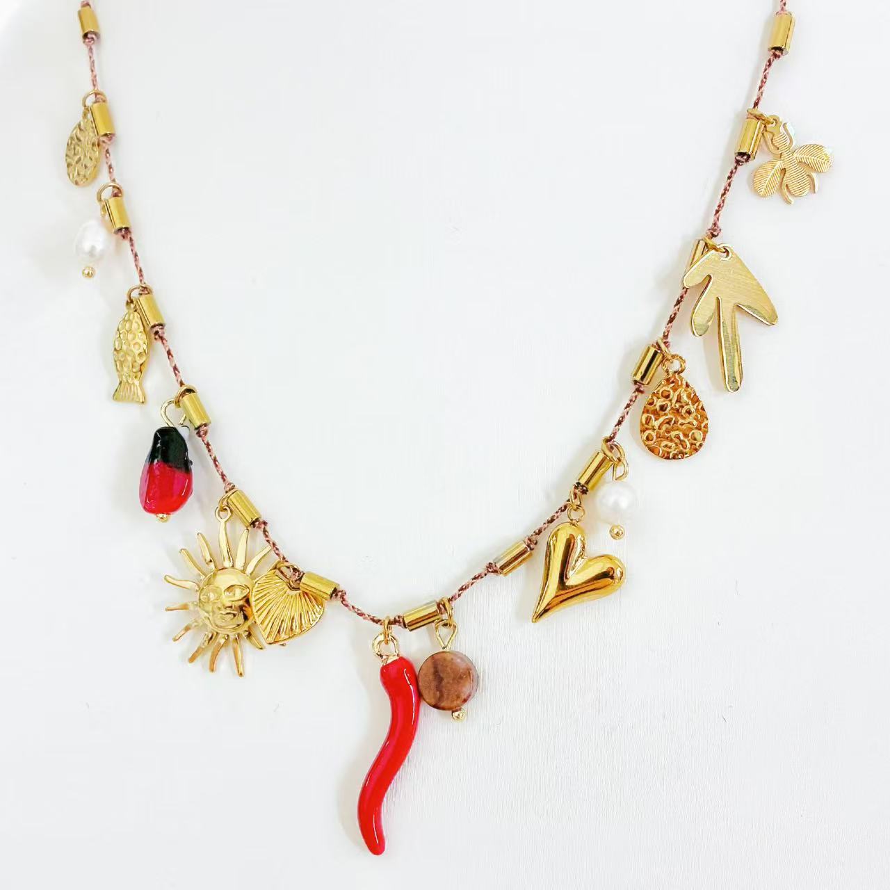 Collana Portafortuna con Ciondoli – Stile Boho & Significato Simbolico