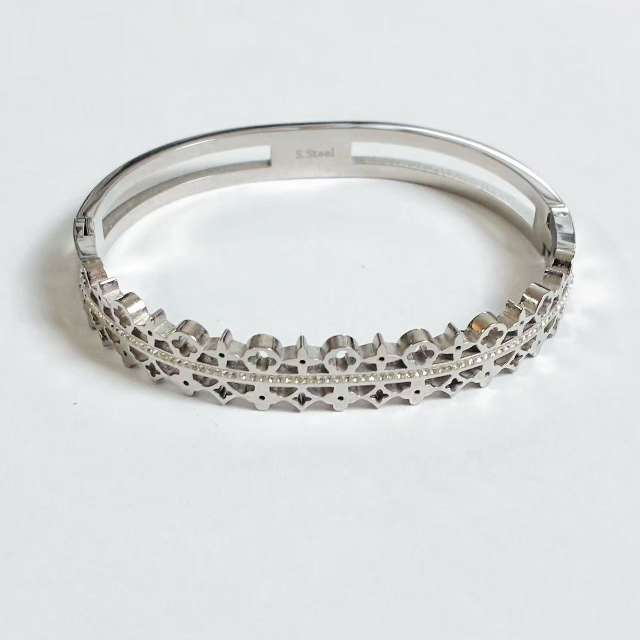 Bracciale Rigido “Arabesque Silver” – Raffinatezza Intagliata