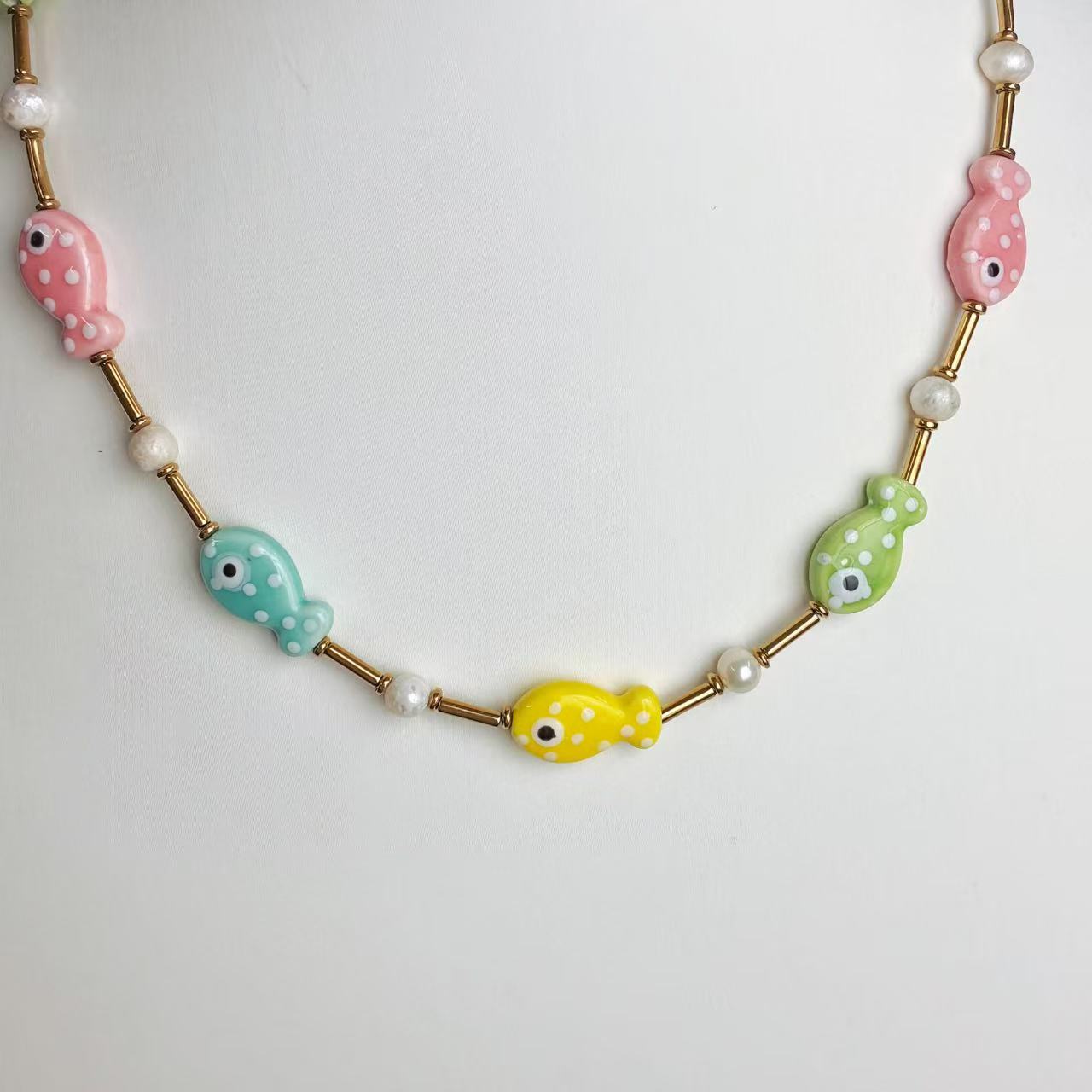 Collana “Pesciolini Pop” – Colori Vivi e Spirito Estivo