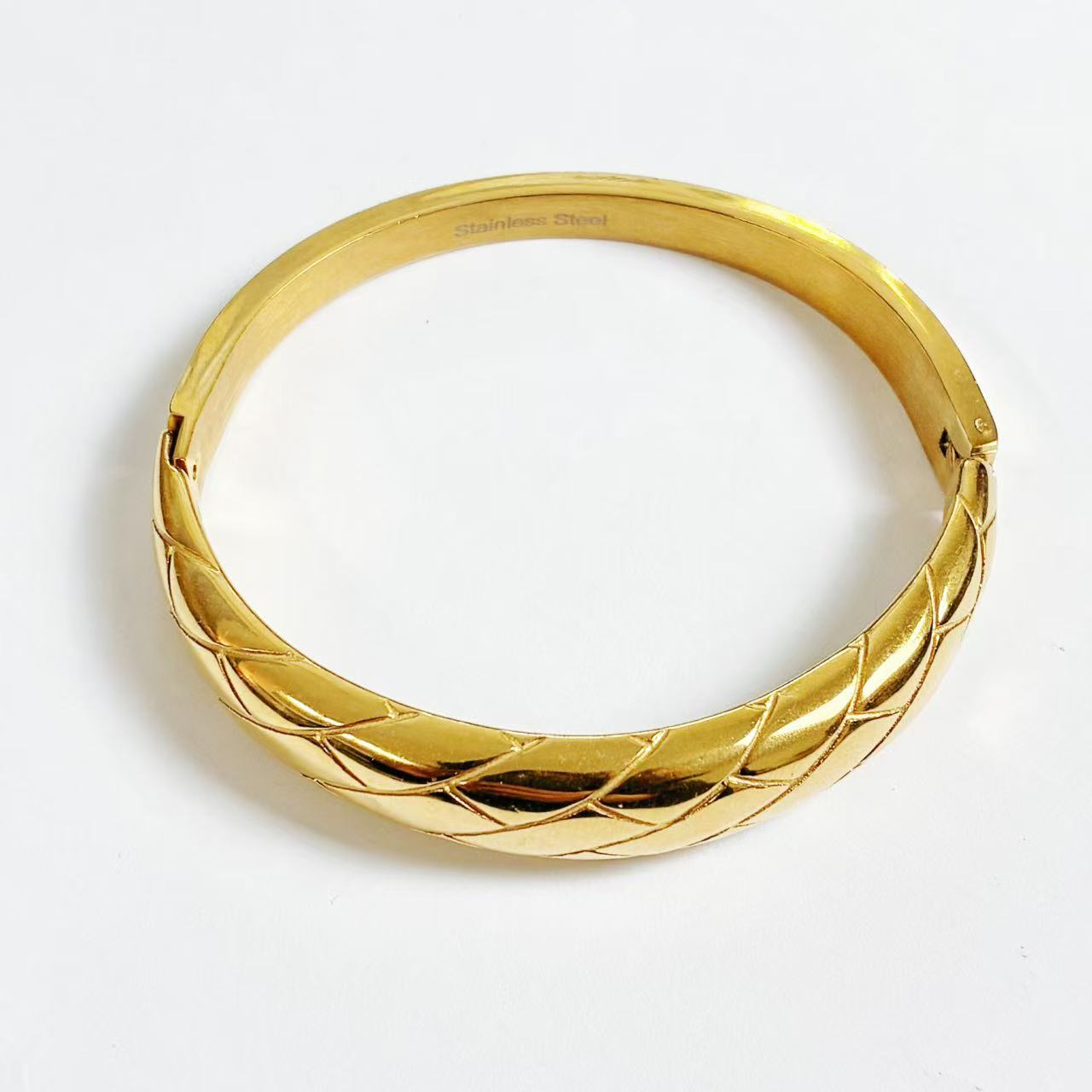 Bracciale Rigido “Intreccio Dorato” – Eleganza Classica e Carattere Deciso