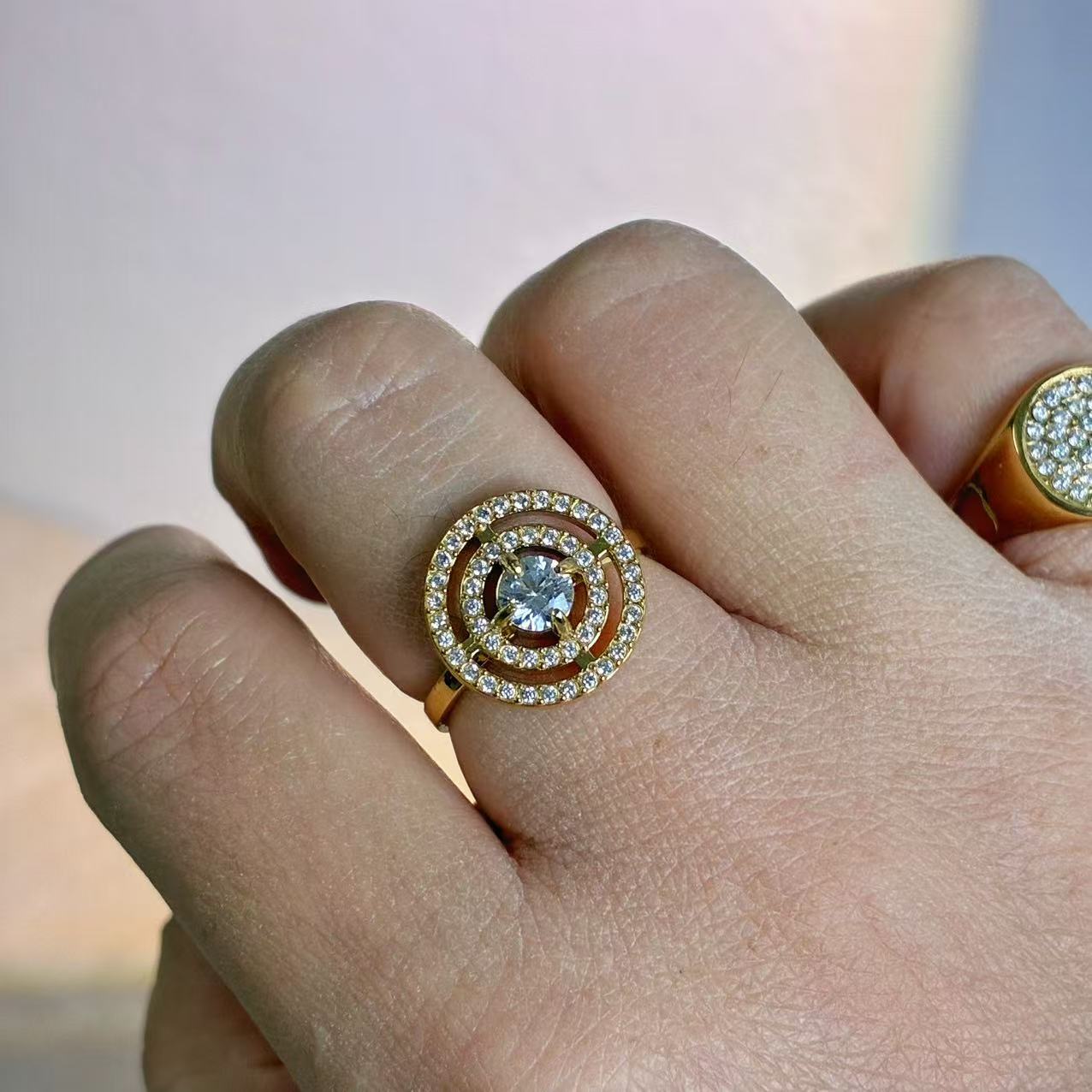 Anello “Cerchio di Luce” – Brillare al centro dell’universo