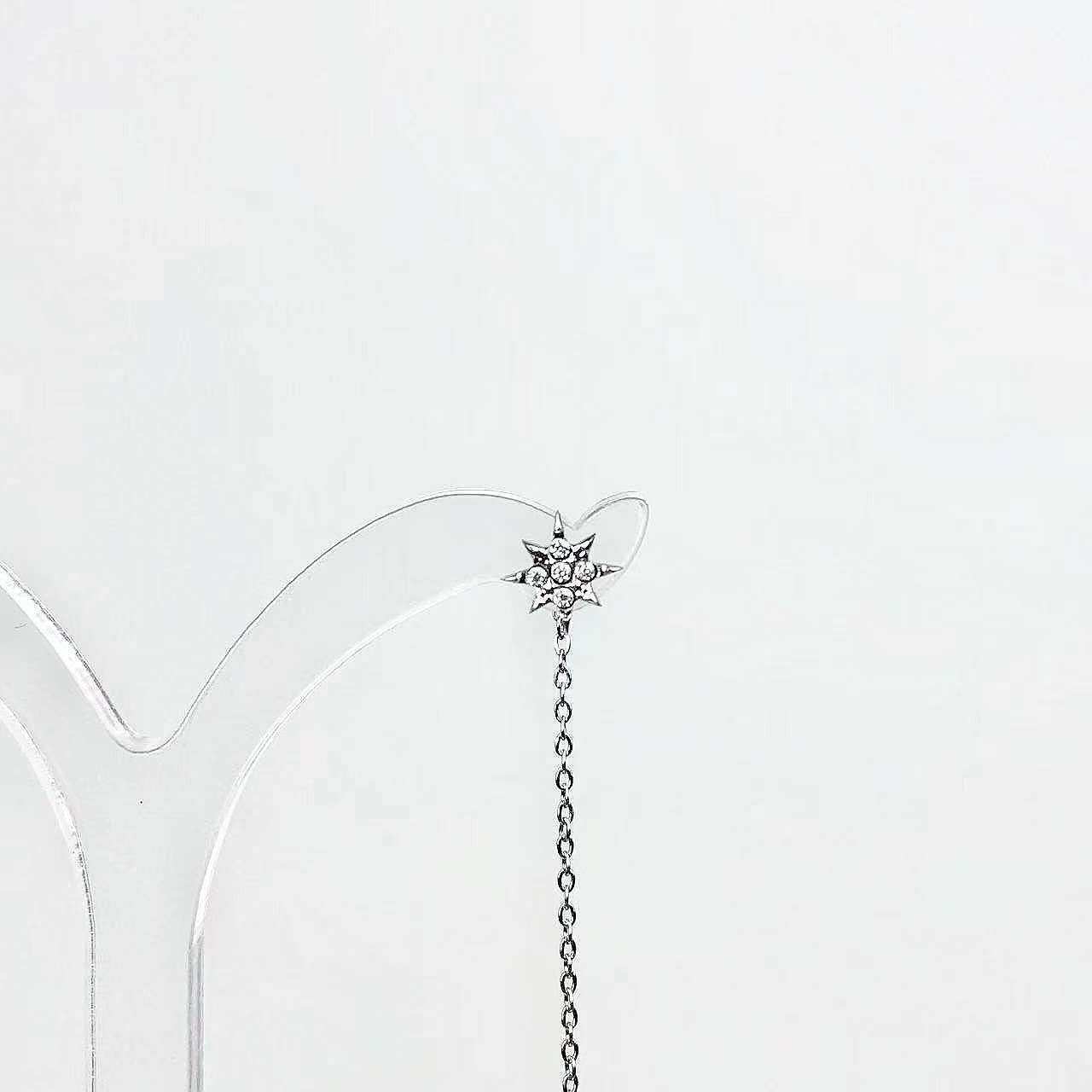 Orecchino “Astro Sottile” – Pendente Raffinato dal Segno Celestiale