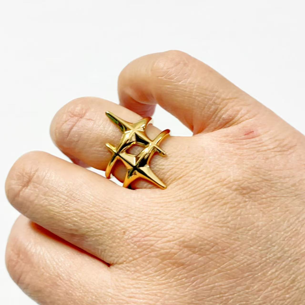 Anello Geometrico Scultoreo – Eleganza Moderna e Carattere Artistico