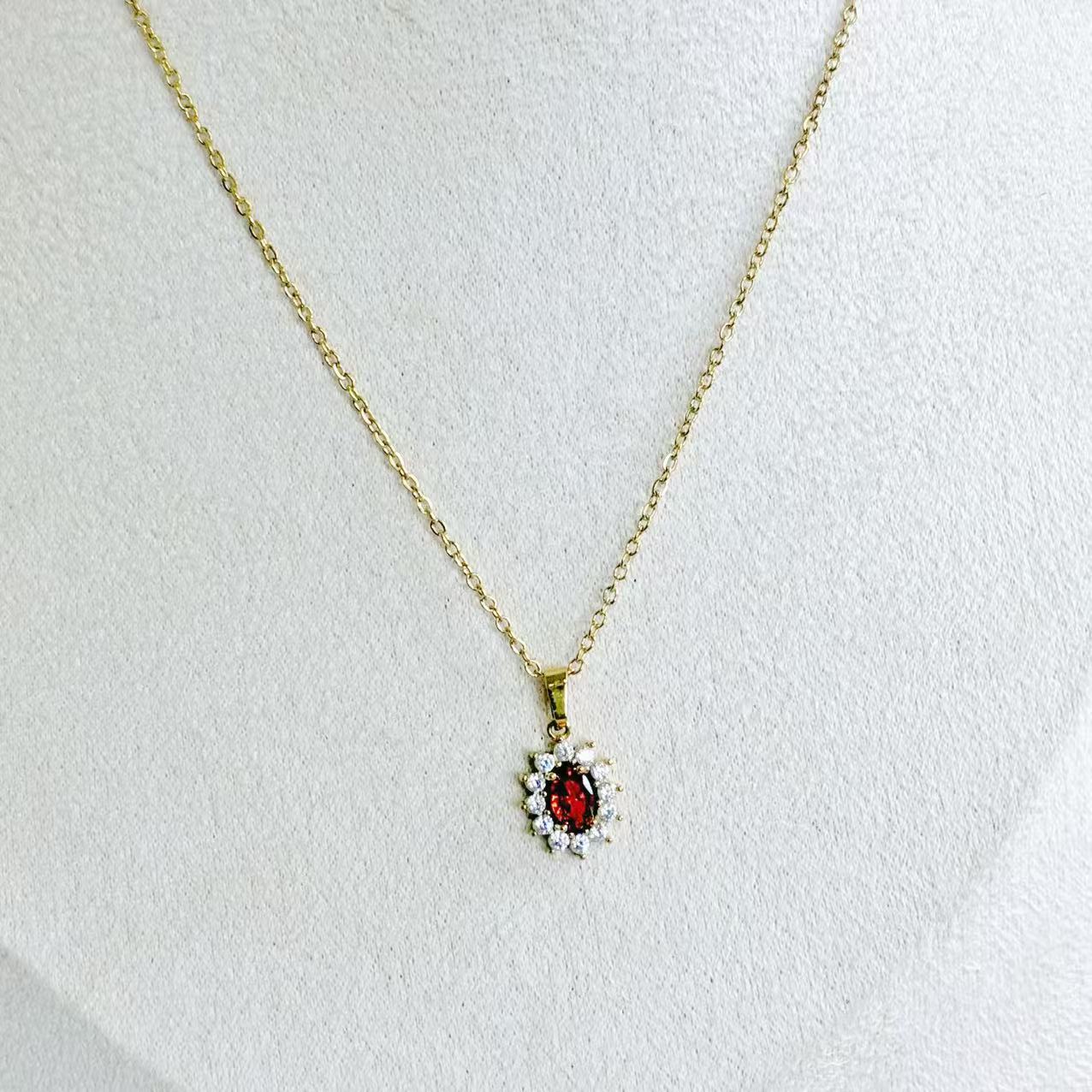 Collana "Splendore Regale" – Pendente a Rosetta con Cristalli