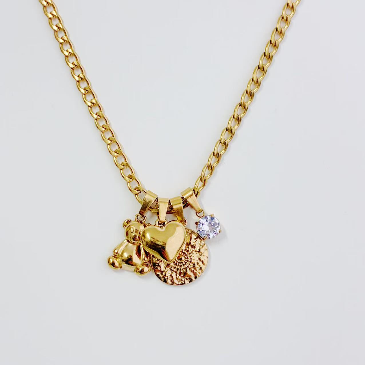 Collana “Charms Luminosi” – Dettagli Romantici e Stile Moderno