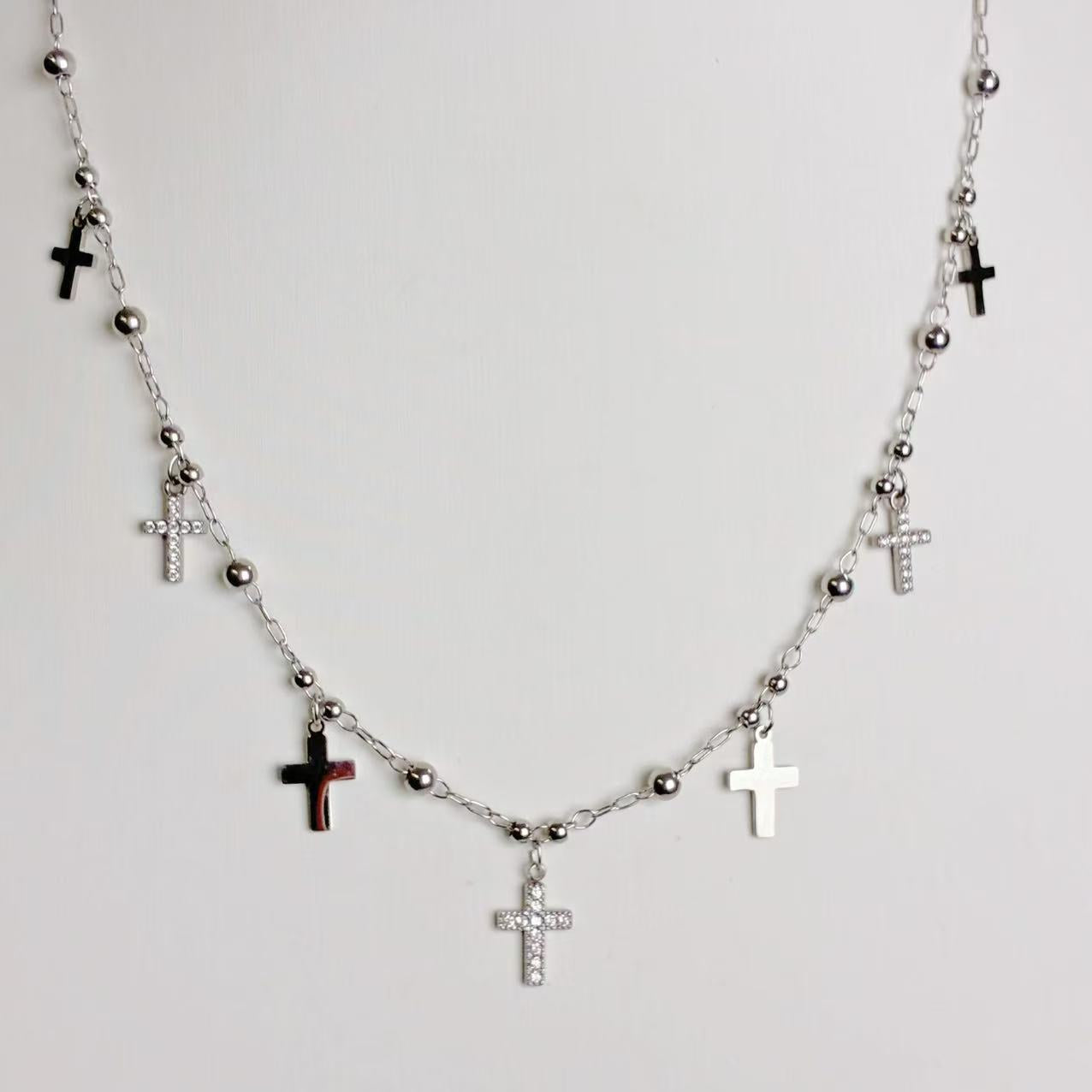 Collana “Croci Lucenti” – Minimalismo Rock con Eleganza Contemporanea