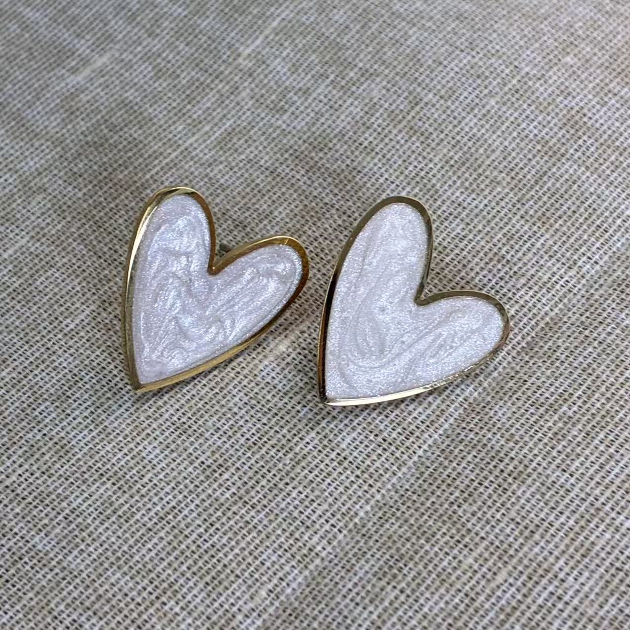 Orecchini “Cuori Irregolari” – Delicatezza con un Tocco Artistico