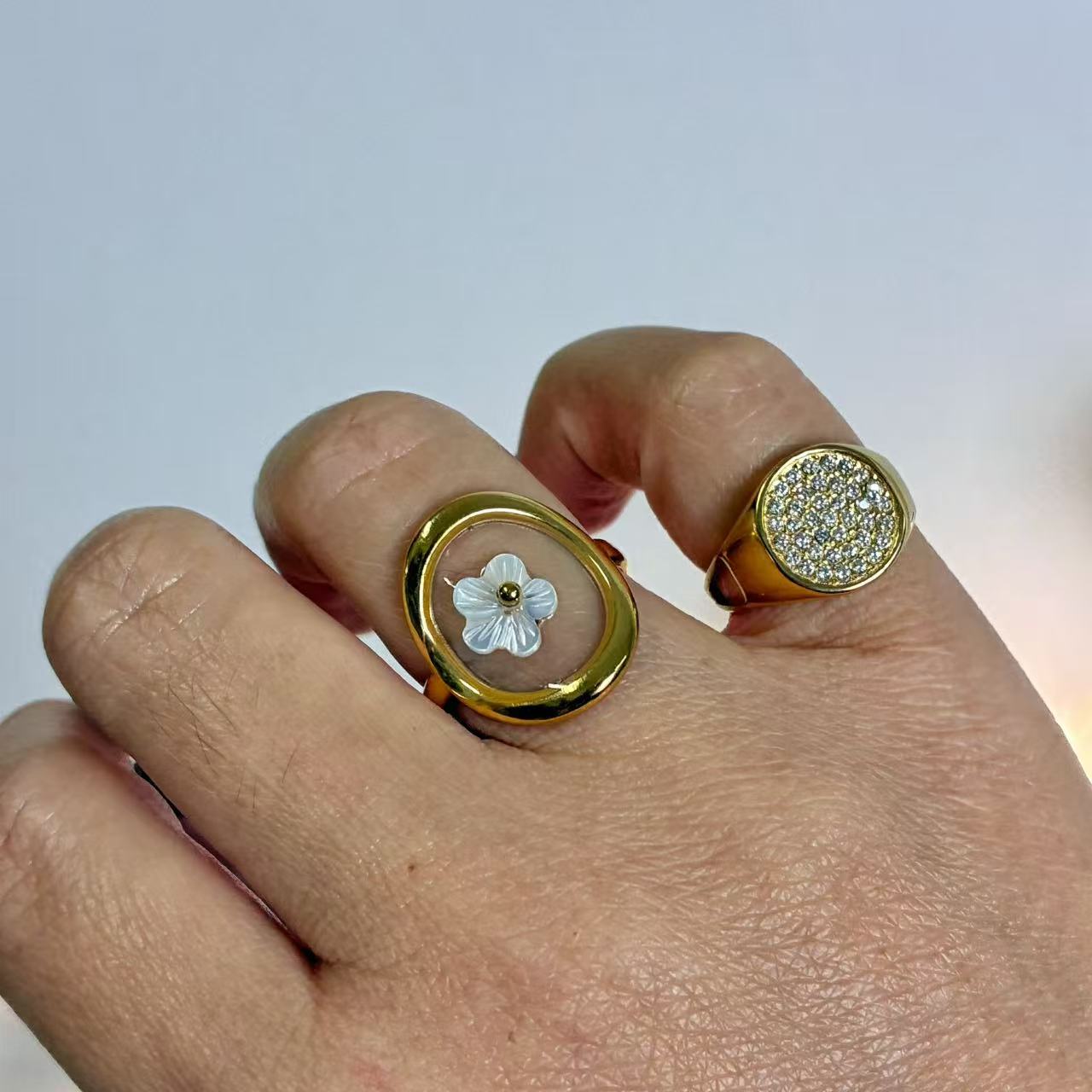 Anello “Fiore Sospeso” – La delicatezza nell’essenziale