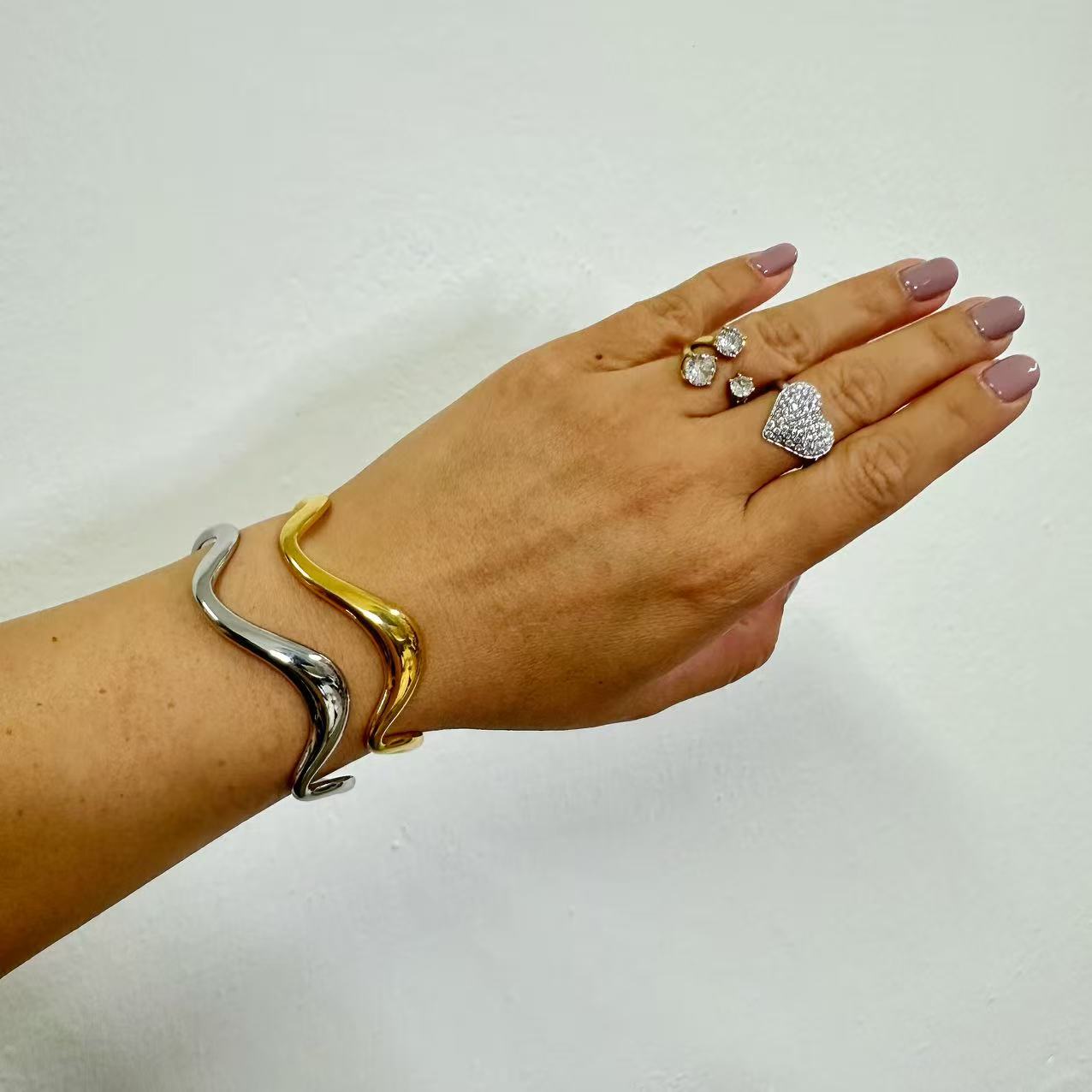 (B158)Bracciale semirigido ondulato in acciaio inox