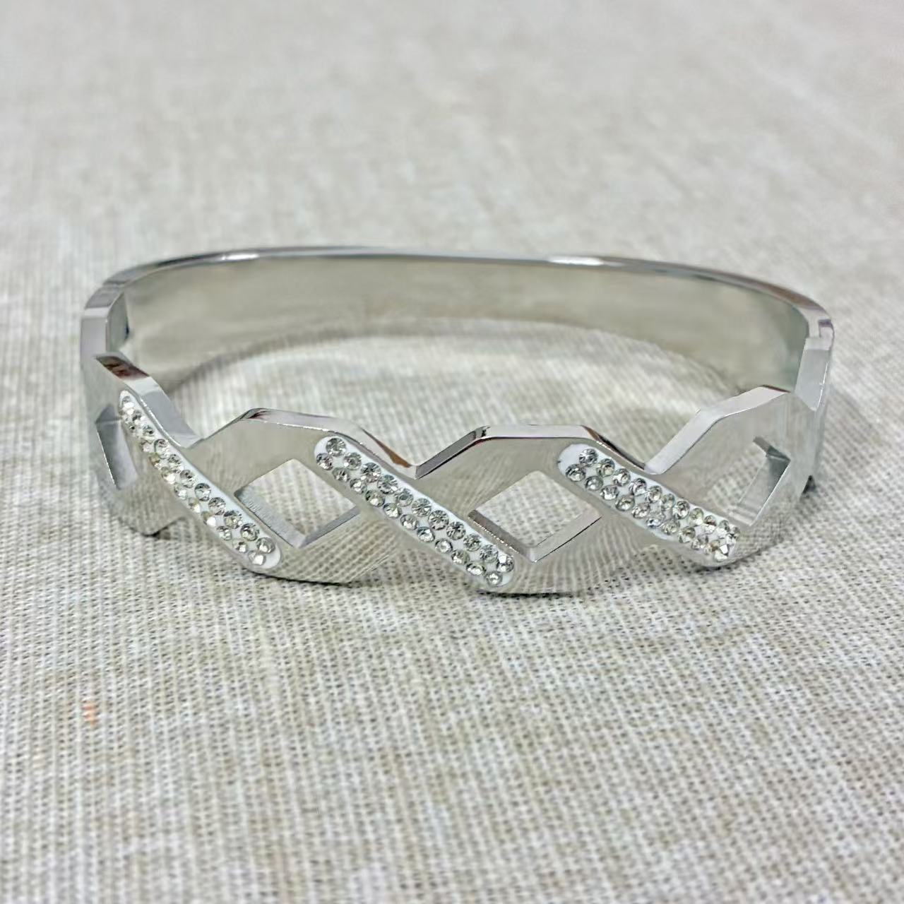 Bracciale rigido Intrecciato con la chiusura laterale