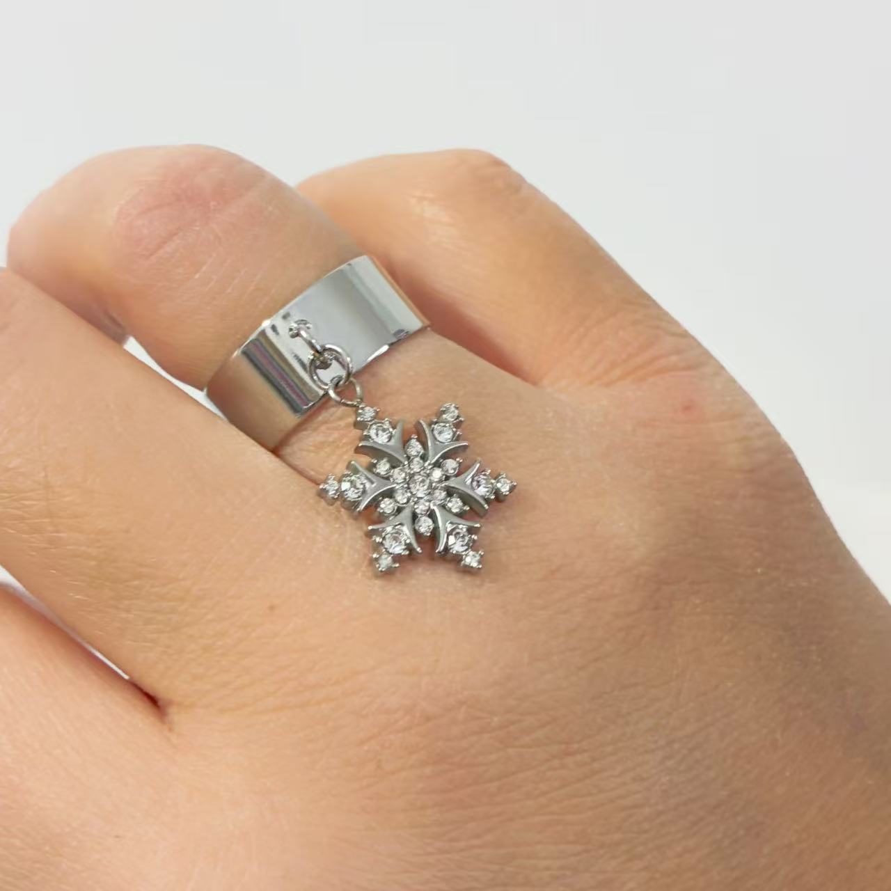 Anello Aperto con Ciondolo Fiocco di Neve – Eleganza Luminosa d’Inverno