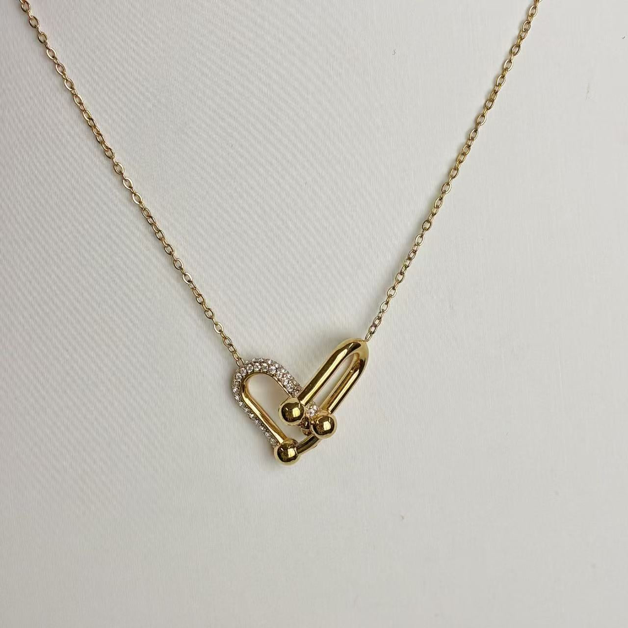 Collana “Cuore Link” – Eleganza Moderna con un Tocco di Brillantezza