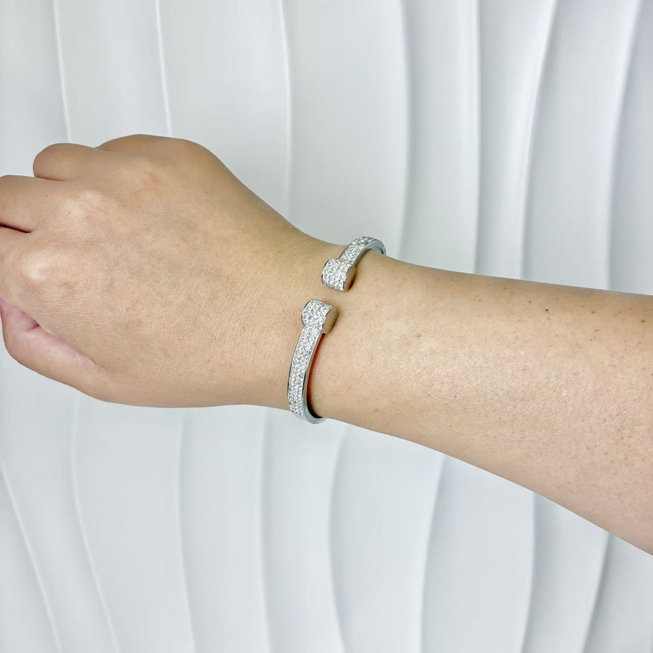 (B141)Bracciale rigido donna pave’ con molla in acciaio inox