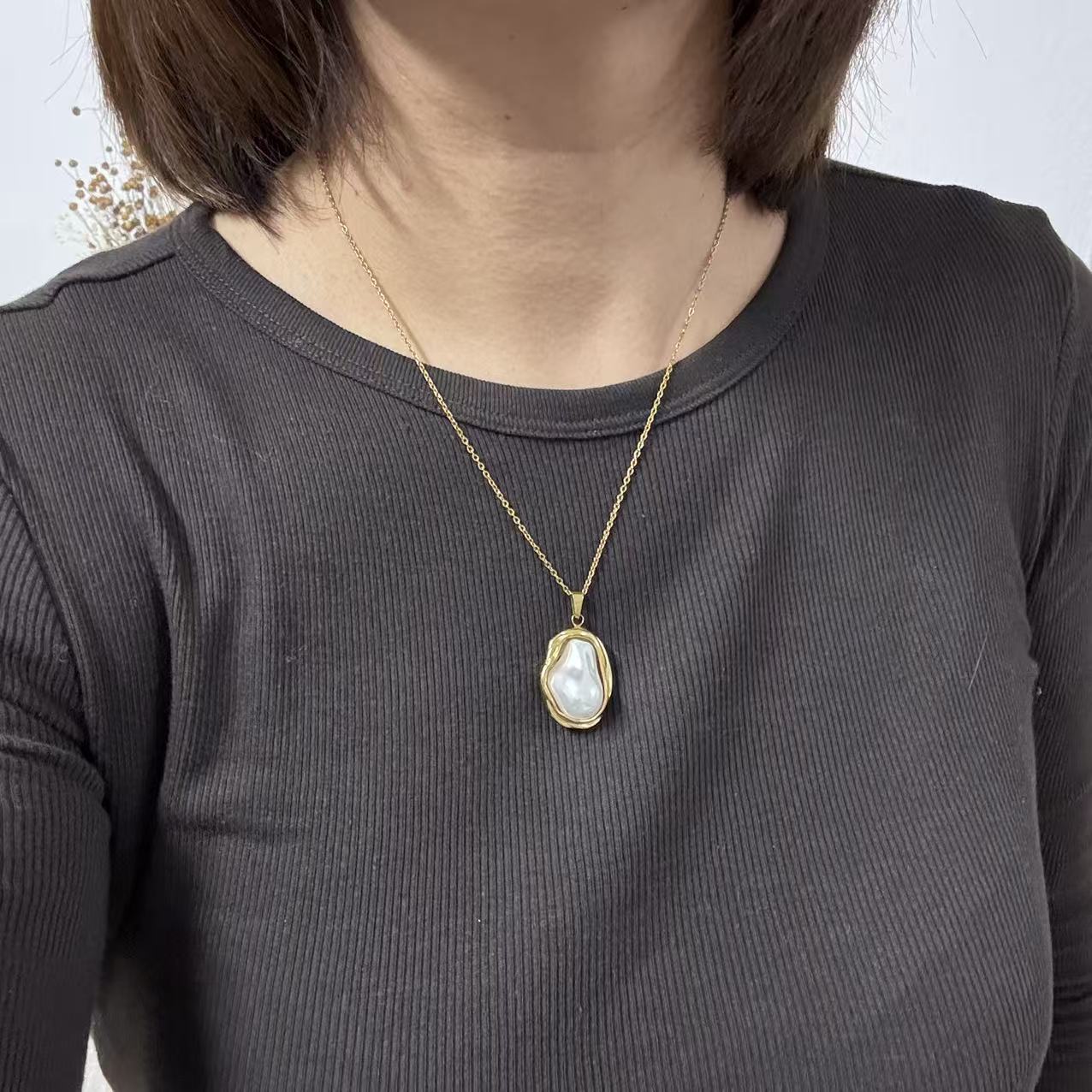 Collana Perla Irregolare – Pendente Sagoma Fluida