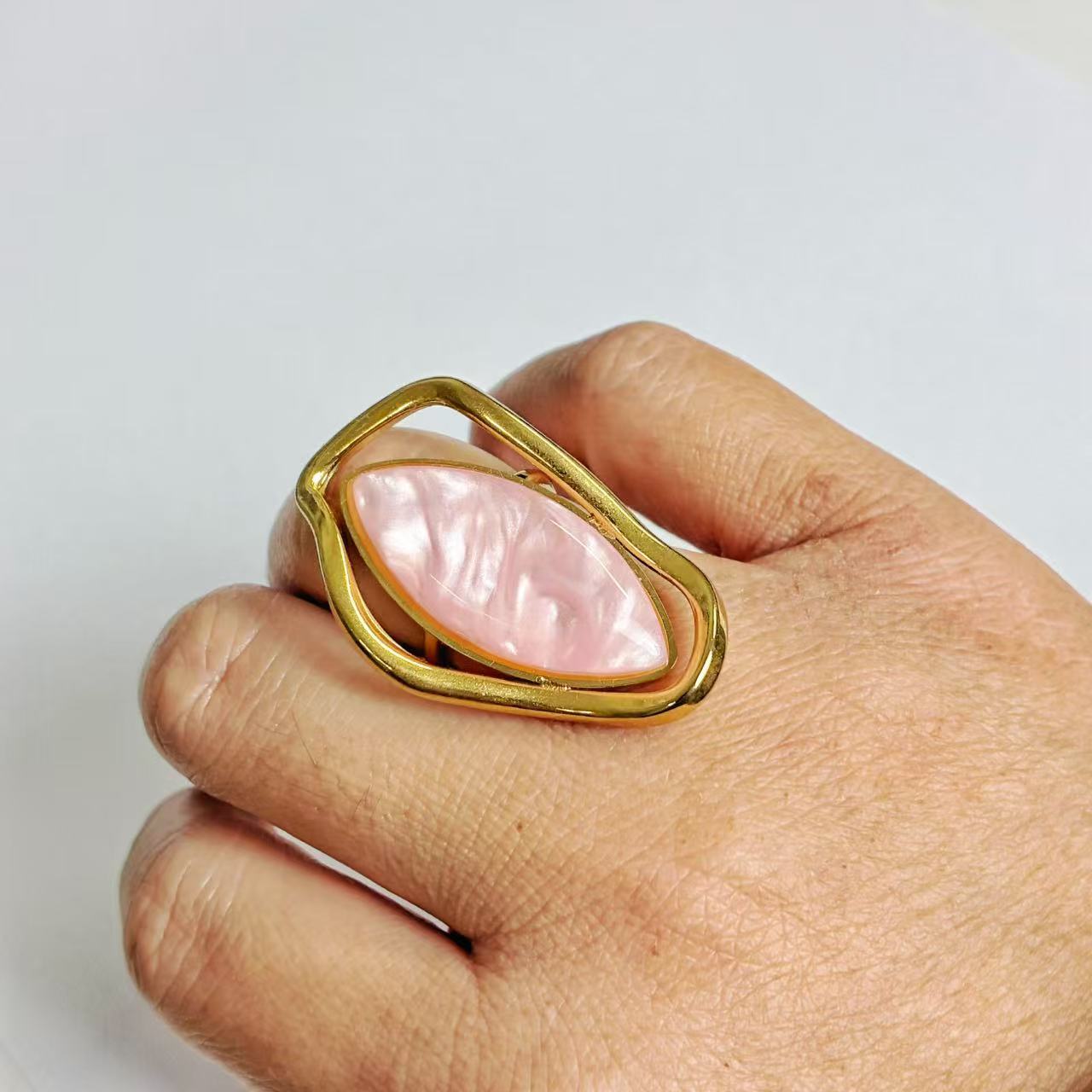 Anello con Pietra Rosa Ovale – Acciaio Inossidabile Oro