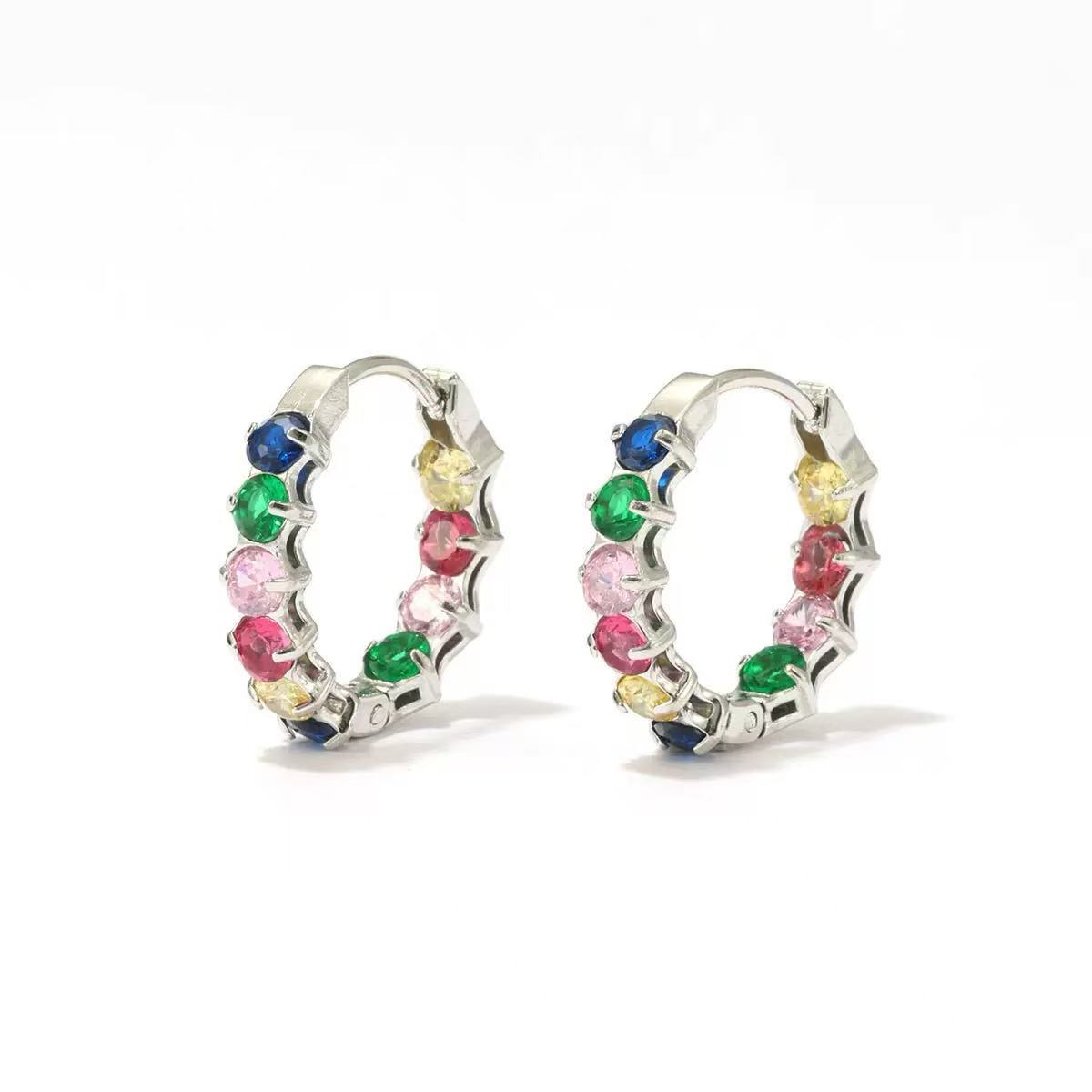 Orecchini "Infinity Glow" – Cerchi Intrecciati con Castone di Luce