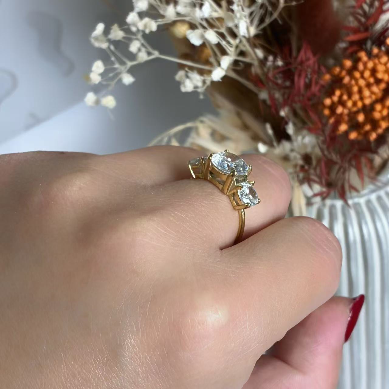 Anello “Trio di Luce” – Eleganza Classica con Brillantezza Moderna