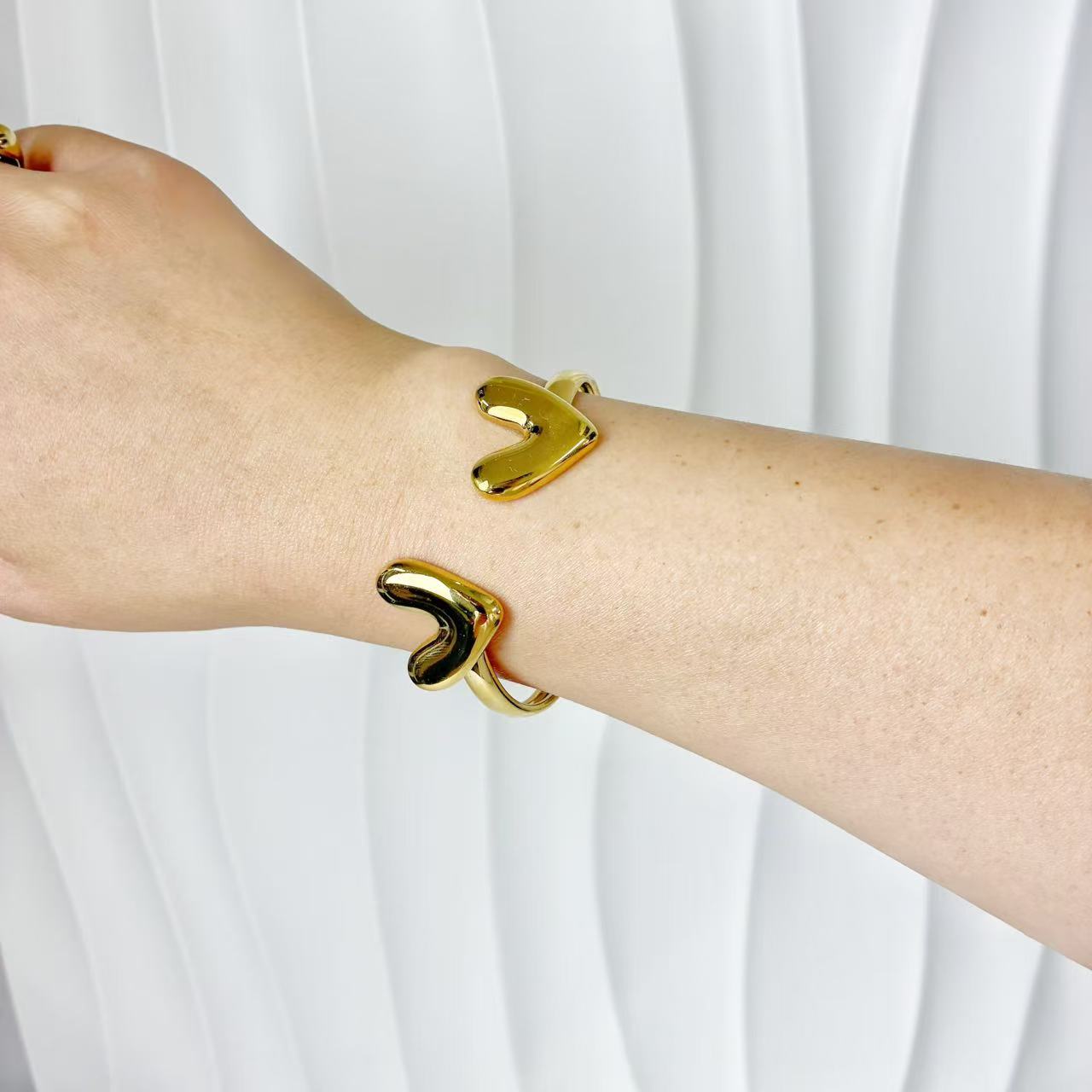 (B150)Bracciale donna semirigido cuori in acciaio inox