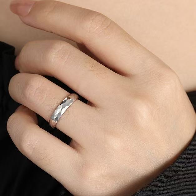 Anello “Superficie Incisa” – Fascia Decisa dal Gusto Moderno