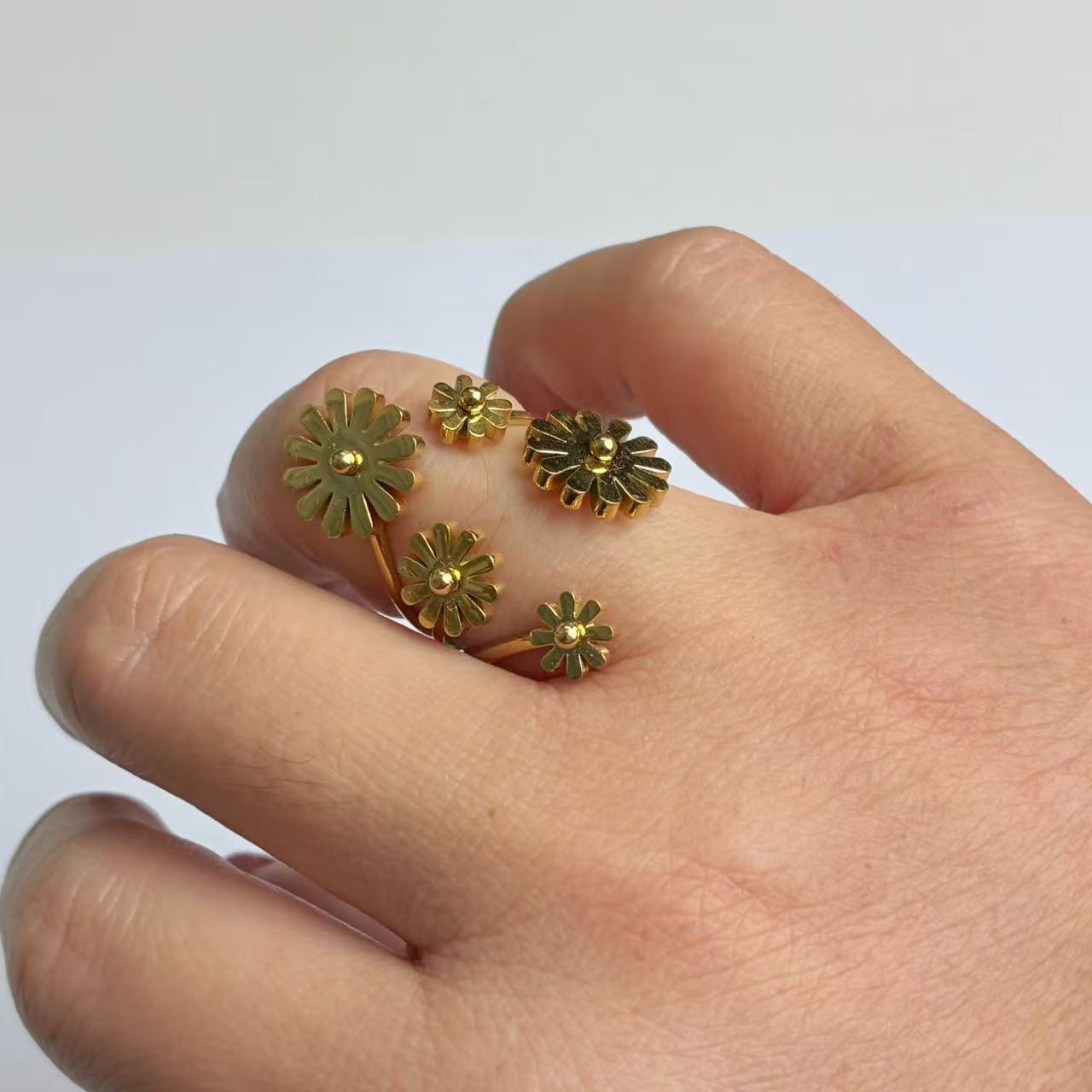 Anello Aperto con Margherite – Dorato, Romantico e Regolabile