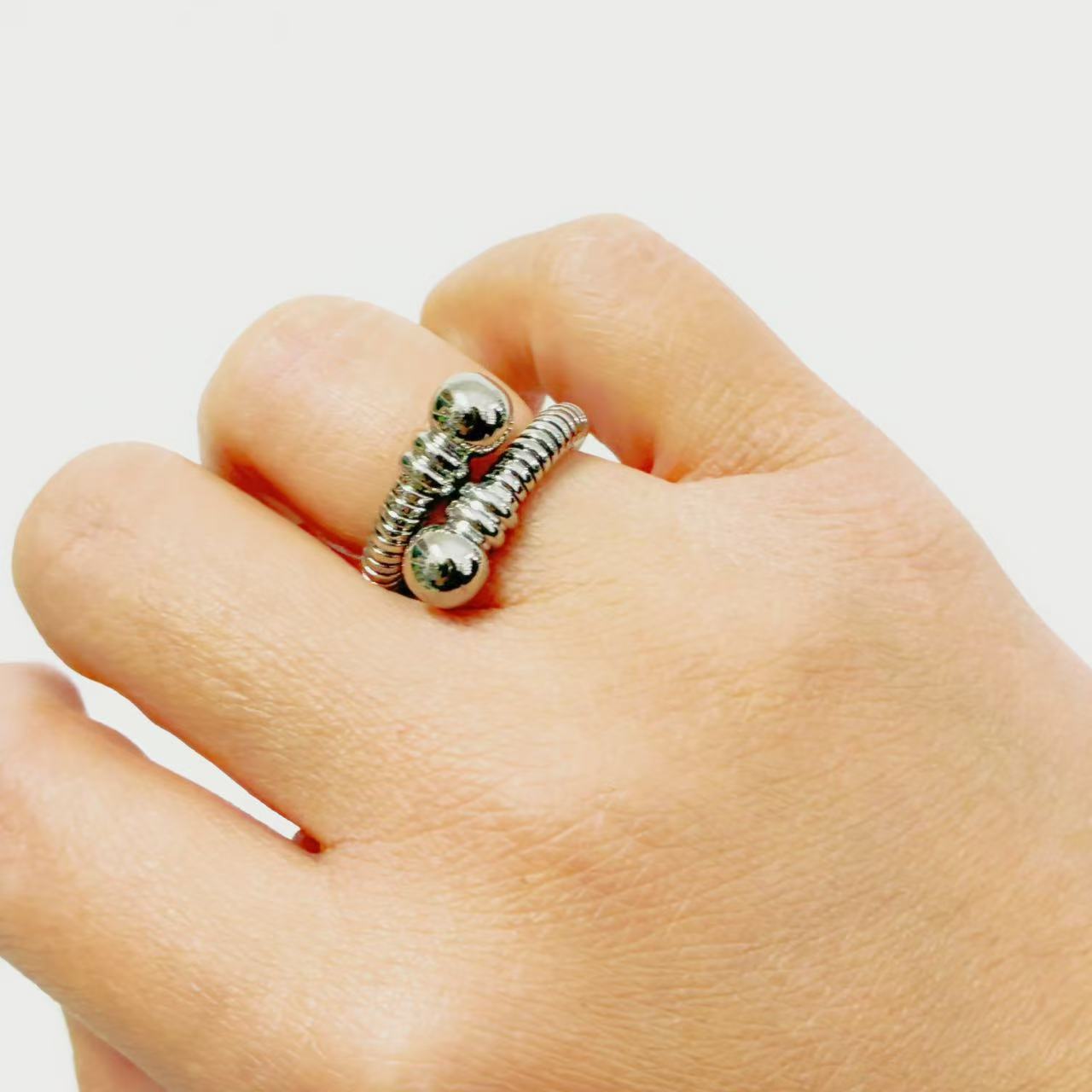 Anello Aperto Spirale – Linee Morbide e Design Scultoreo