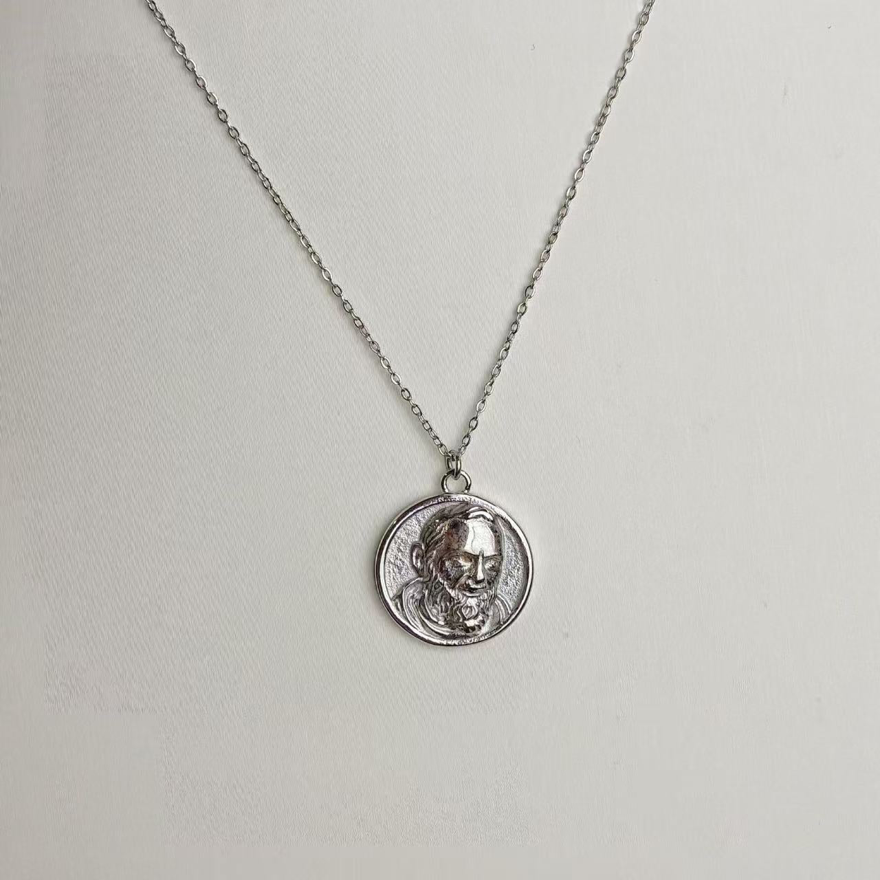 Collana “Ritratto Antico” – Eleganza Vintage con Spirito Artistico