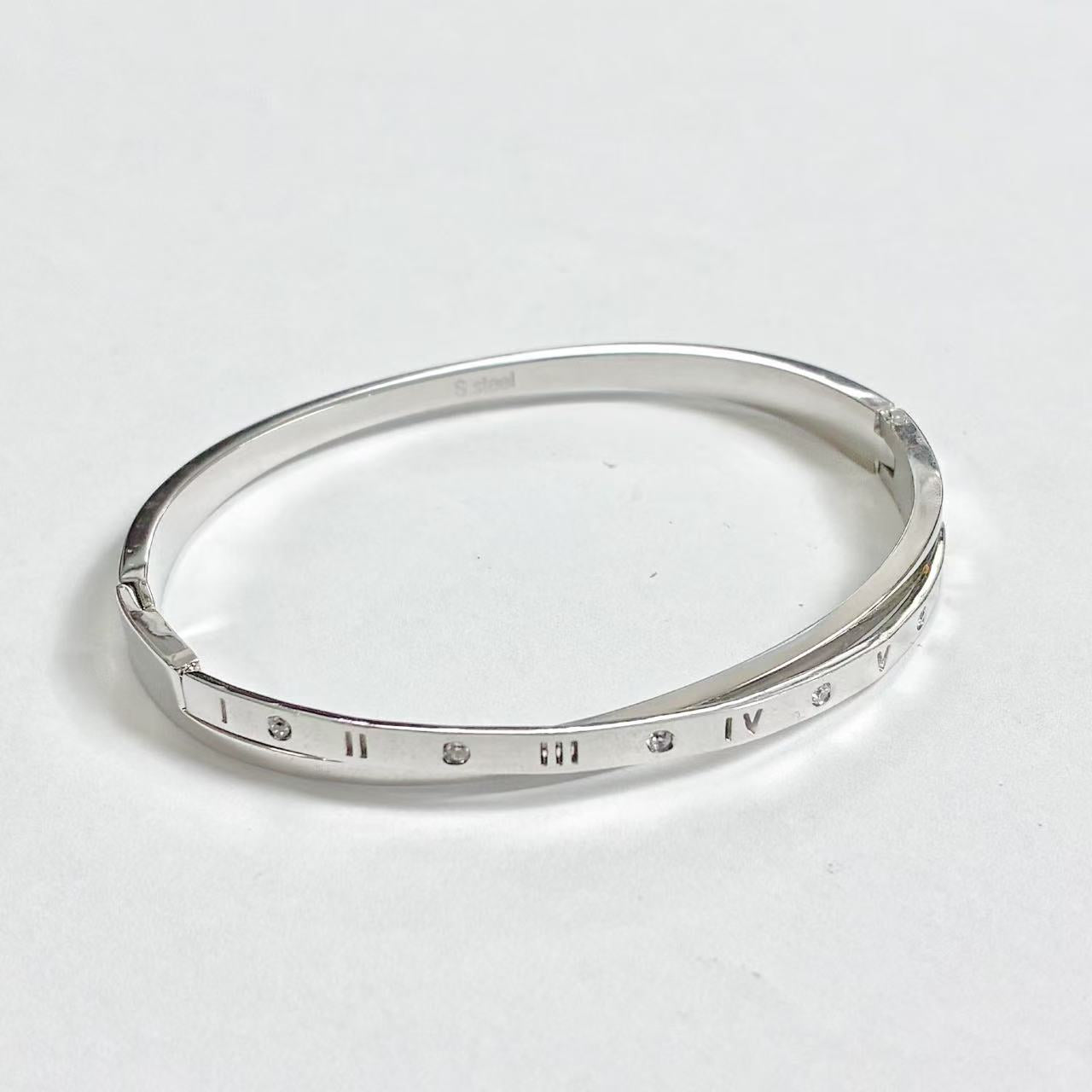 Bracciale con Incisioni Romane – Eleganza Quotidiana in Acciaio Inossidabile