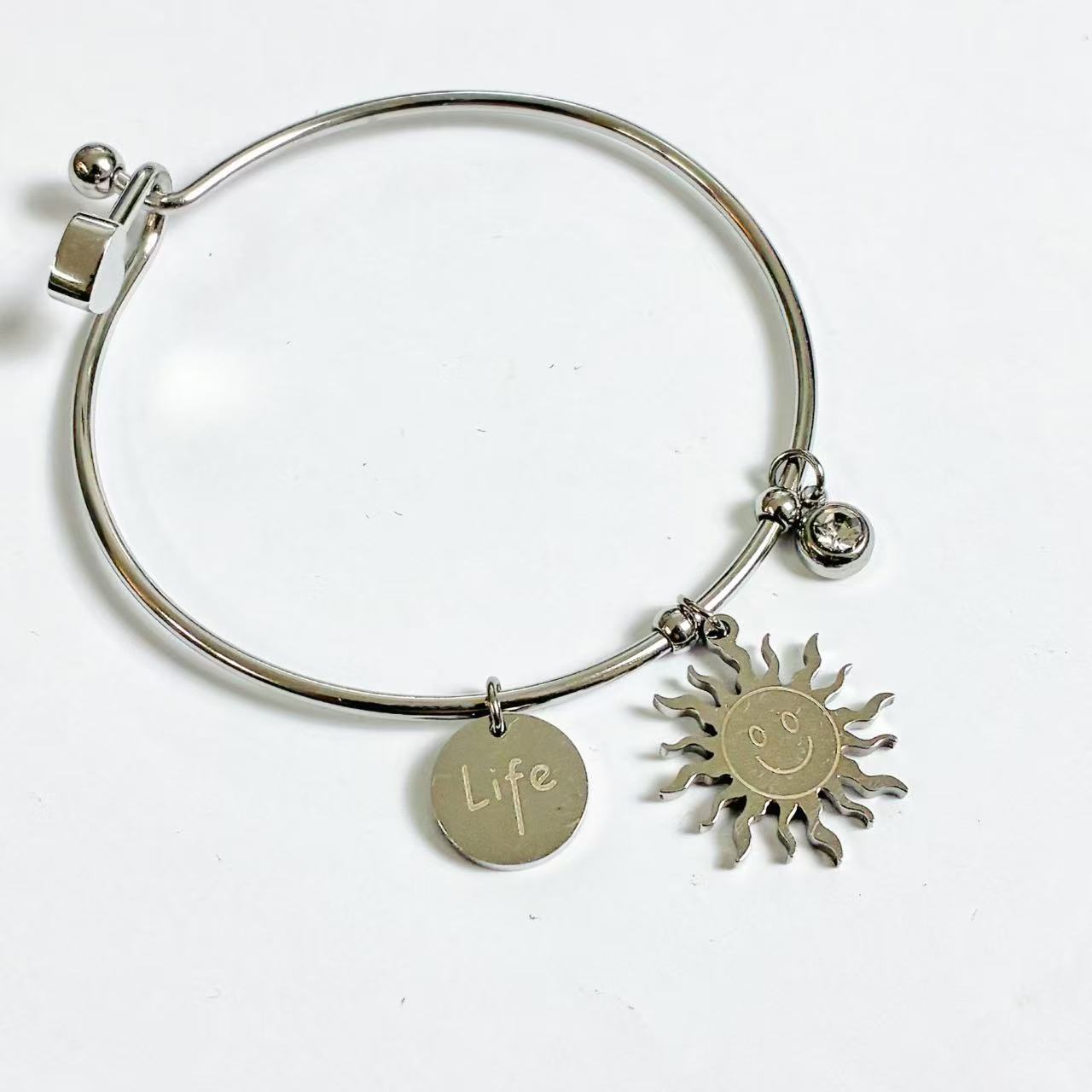 Bracciale “Sole della Vita” – Eleganza Simbolica dal Carattere Positivo