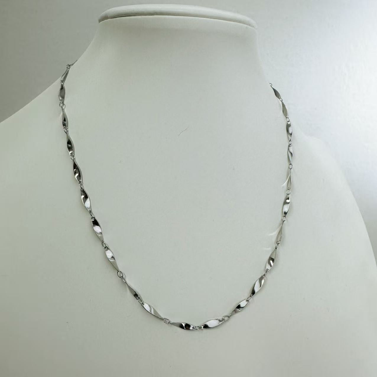 Collana a Maglie Ondulate Dorate — Eleganza Minimal & Movimento Fluido