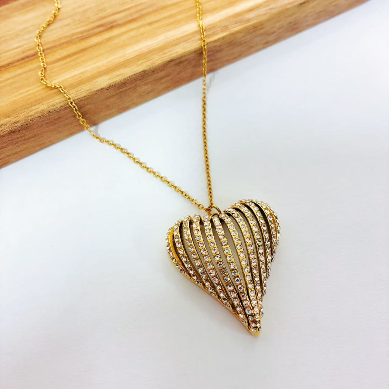 Collana “Cuore Aereo” – Eleganza e Luce in Movimento