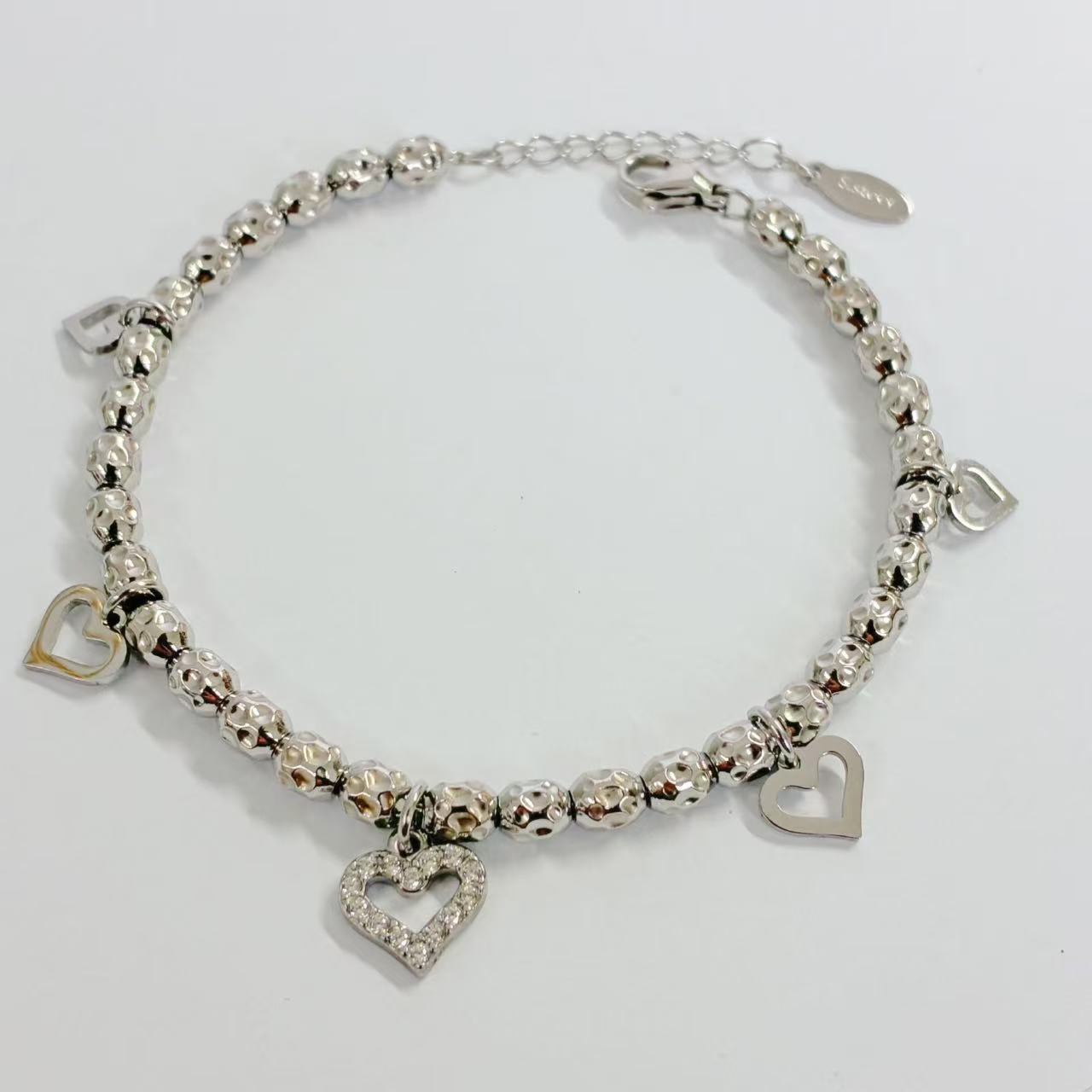 Bracciale “Cuori di Luce” – Romantica Eleganza in Oro Brillante