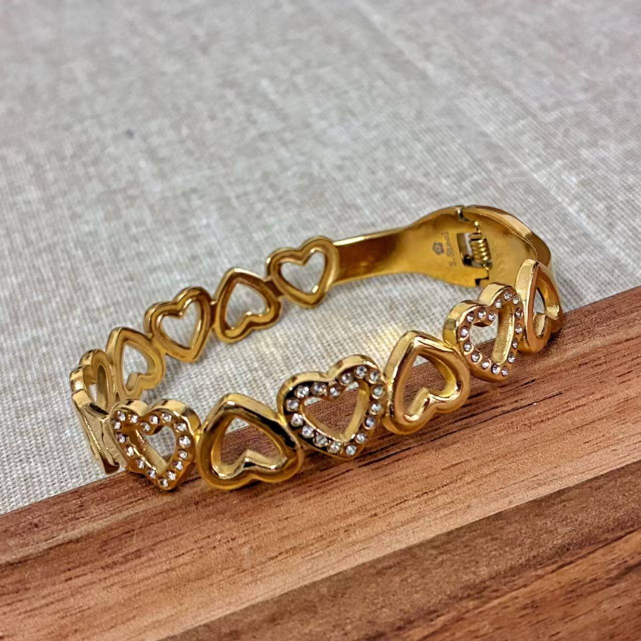 Bracciale rigido cuori con la chiusura a molla