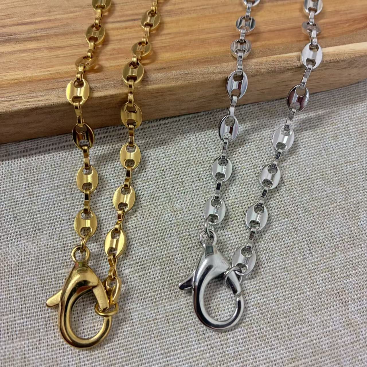 Collana rigida con motivo geometrico