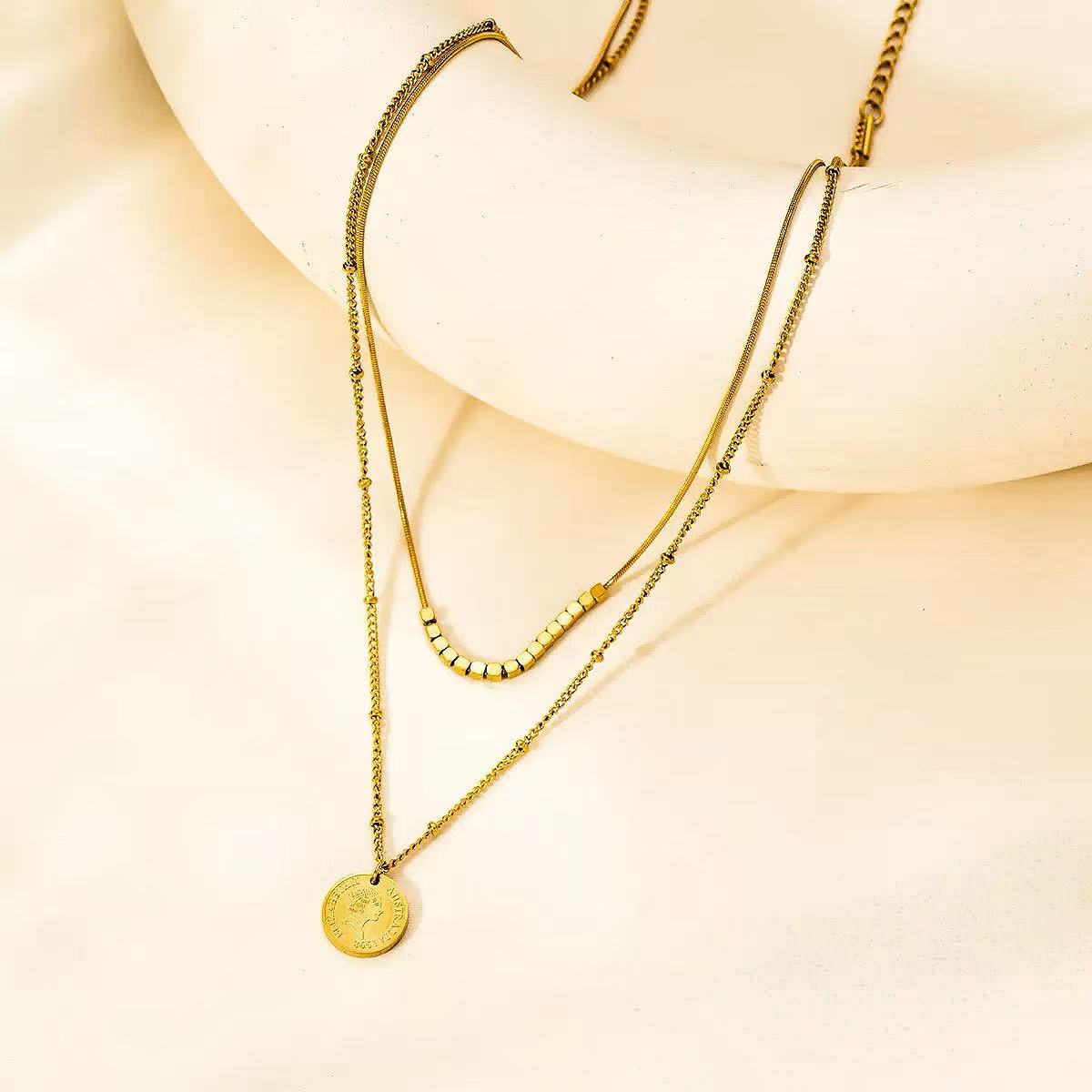 Collana a Due Fili con Dettagli Geometrici – Eleganza Minimal Chic