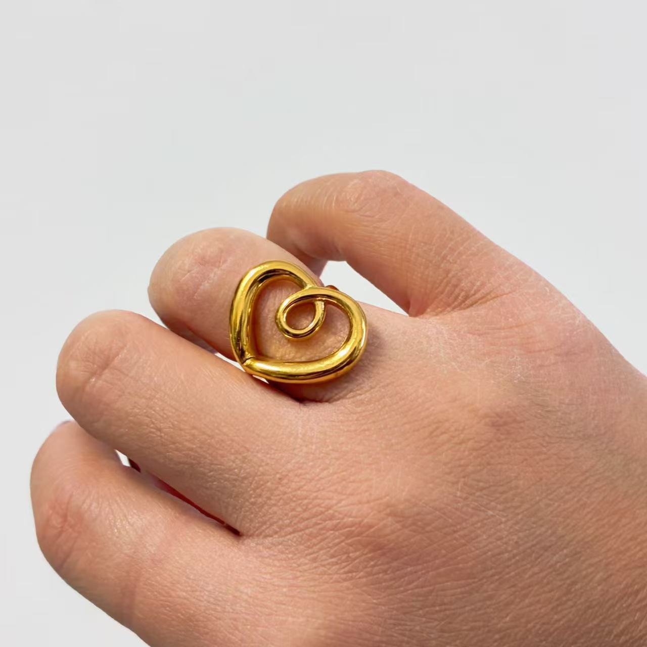 Anello Cuore Astratto – Eleganza Artistica Moderna