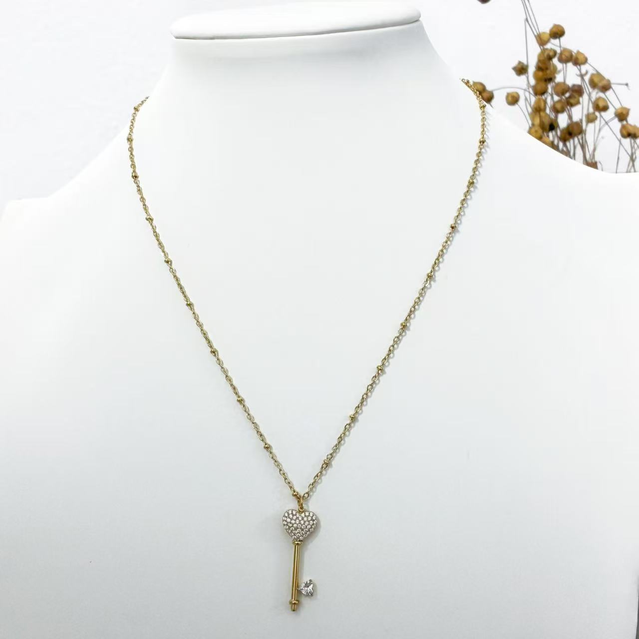 Collana con Ciondolo Chiave & Cuore – Stile Romantico e Luminoso